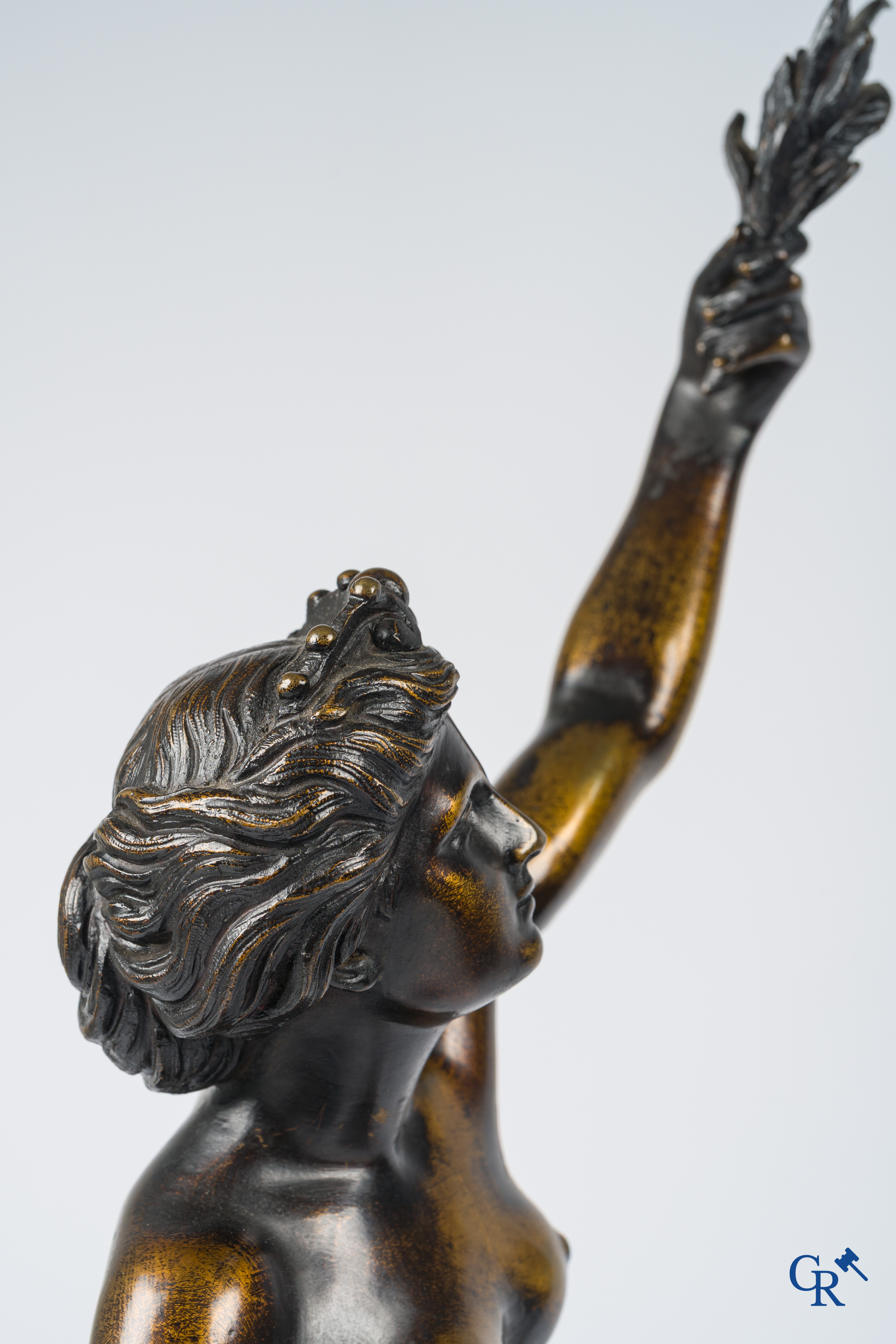 Een paar imposante bronzen beelden in de antieke stijl naar een model van Jean De Bologne.