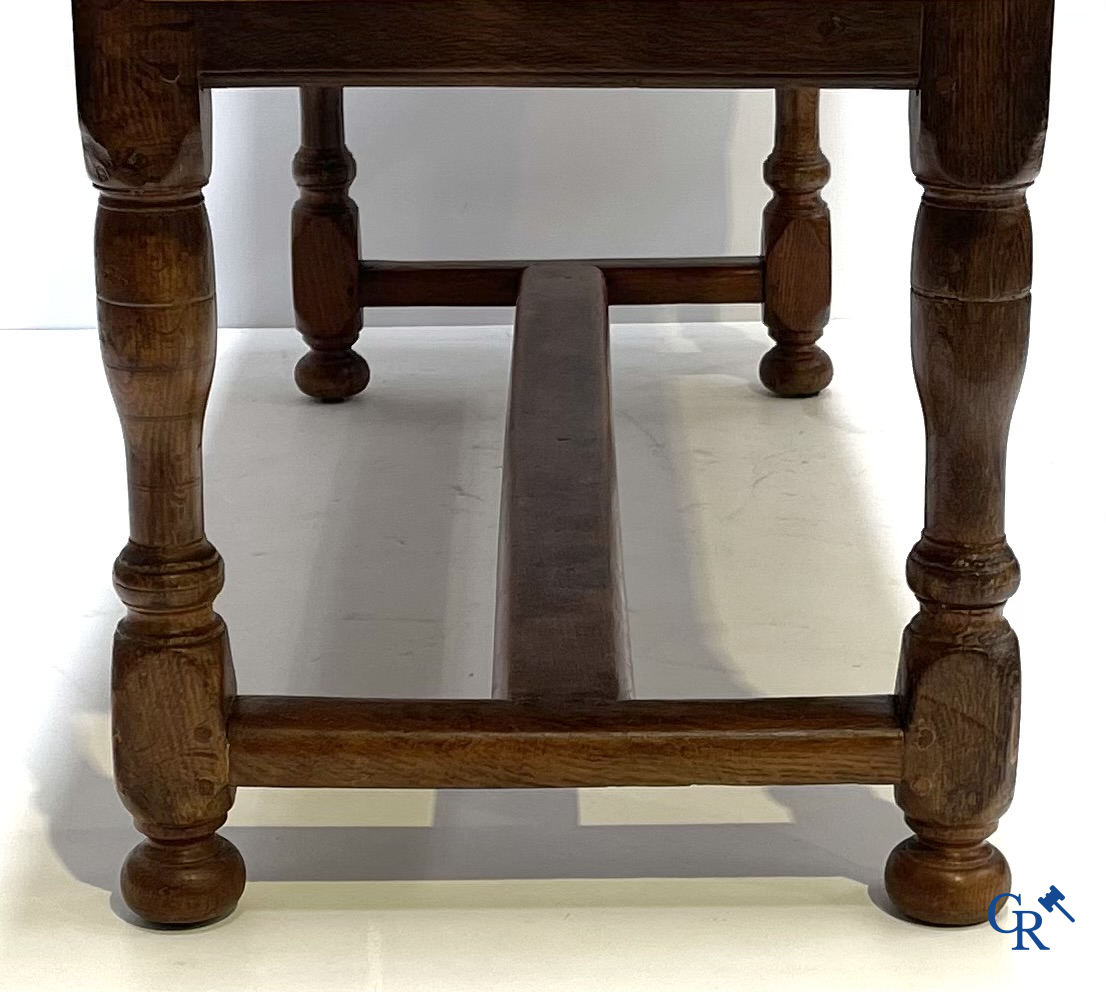 Eikenhouten tafel. 19e eeuw.