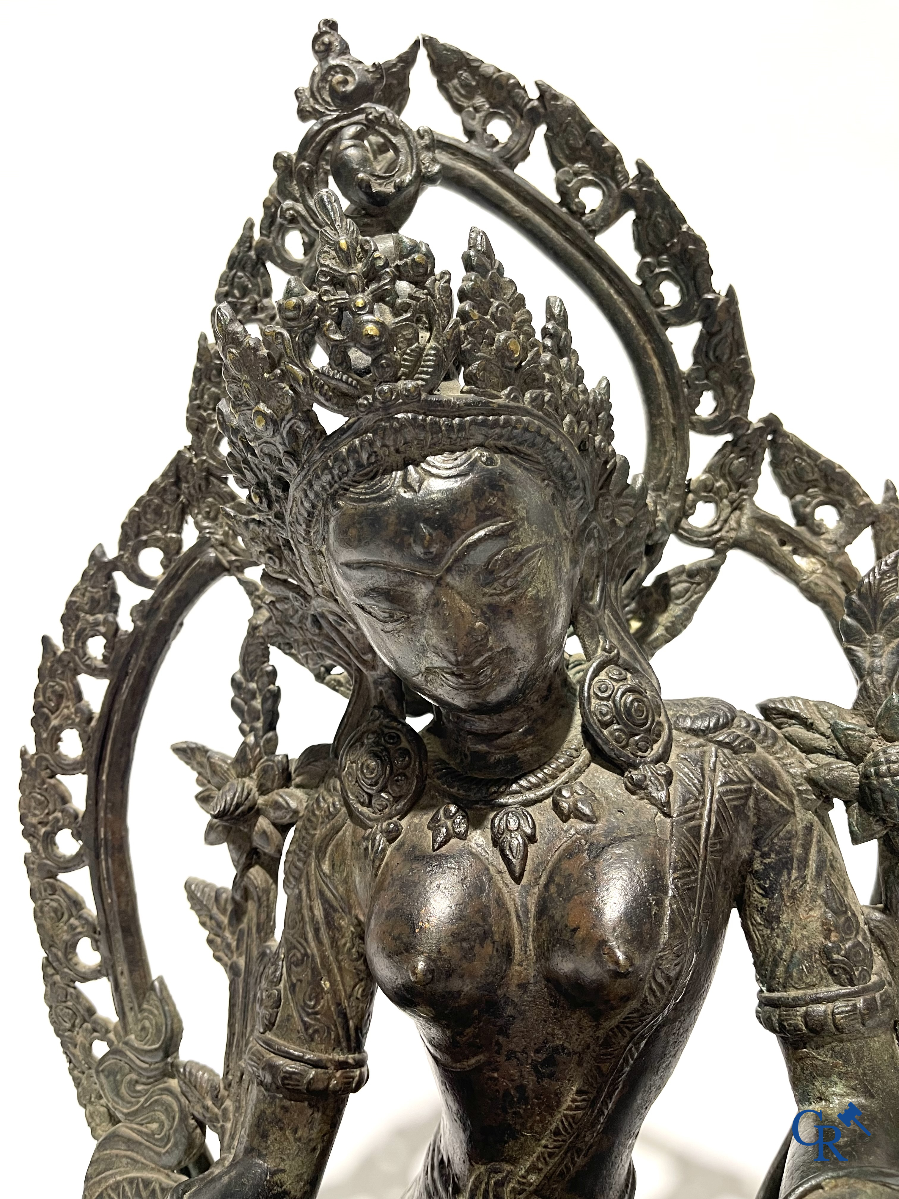 Aziatica, Een bronzen voorstelling van Syamatara. Resten van vergulding. Tibet, 19e eeuw.