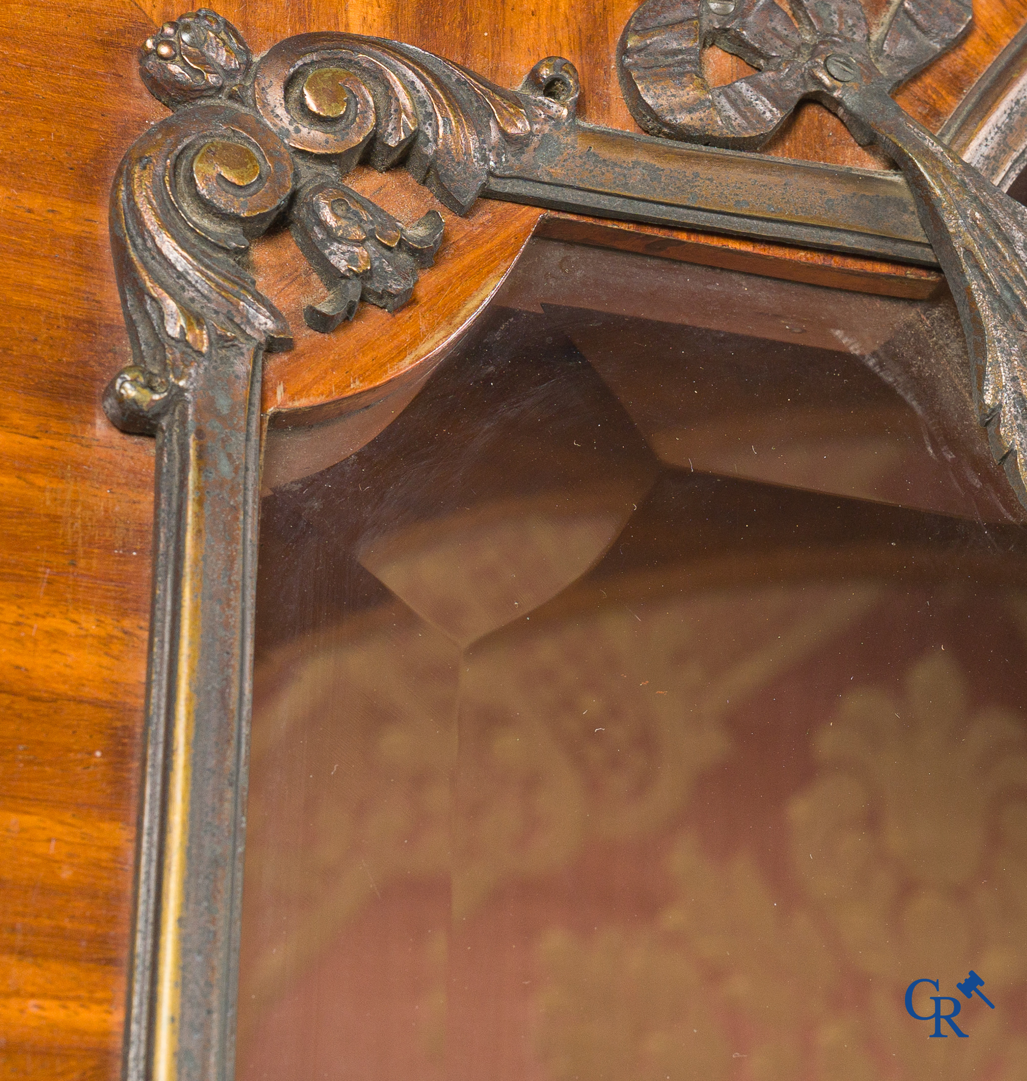 Exceptional silver display vitrine in mahogany veneer and bronze mounts. Napoleon III style. Circa 1900.