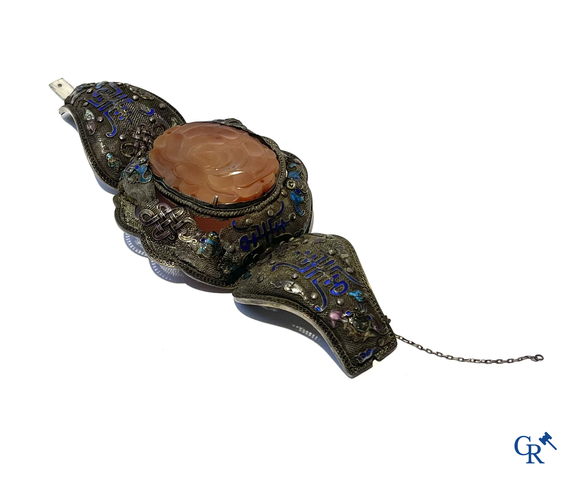 Asian Art. Large Chinese bracelet in silver filigree with a central lotus flower in carved carnelian quartz. 19th century.