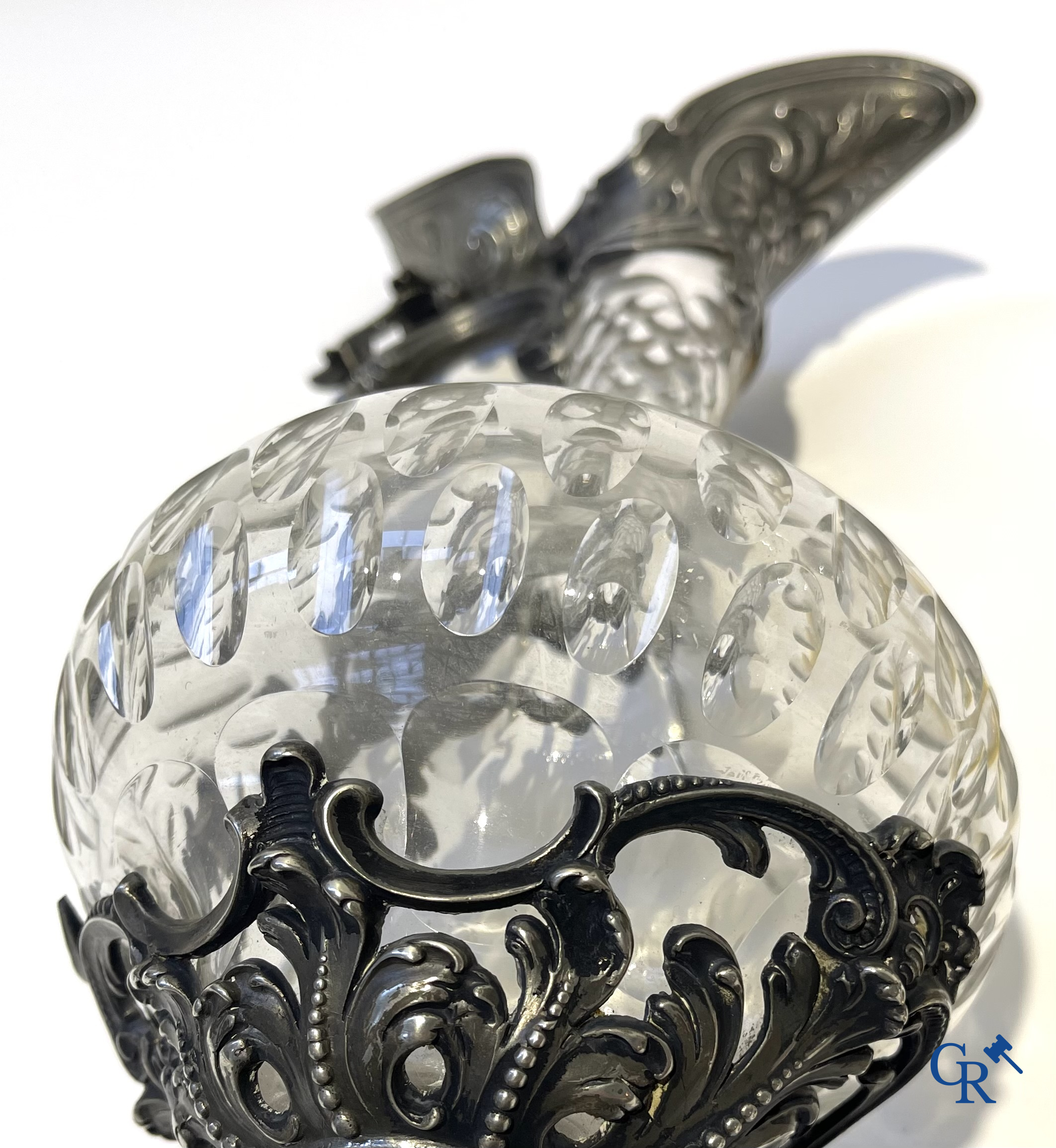 A lot of 2 decanters in crystal, an ink set in silver 800°/00 and a lid vase.