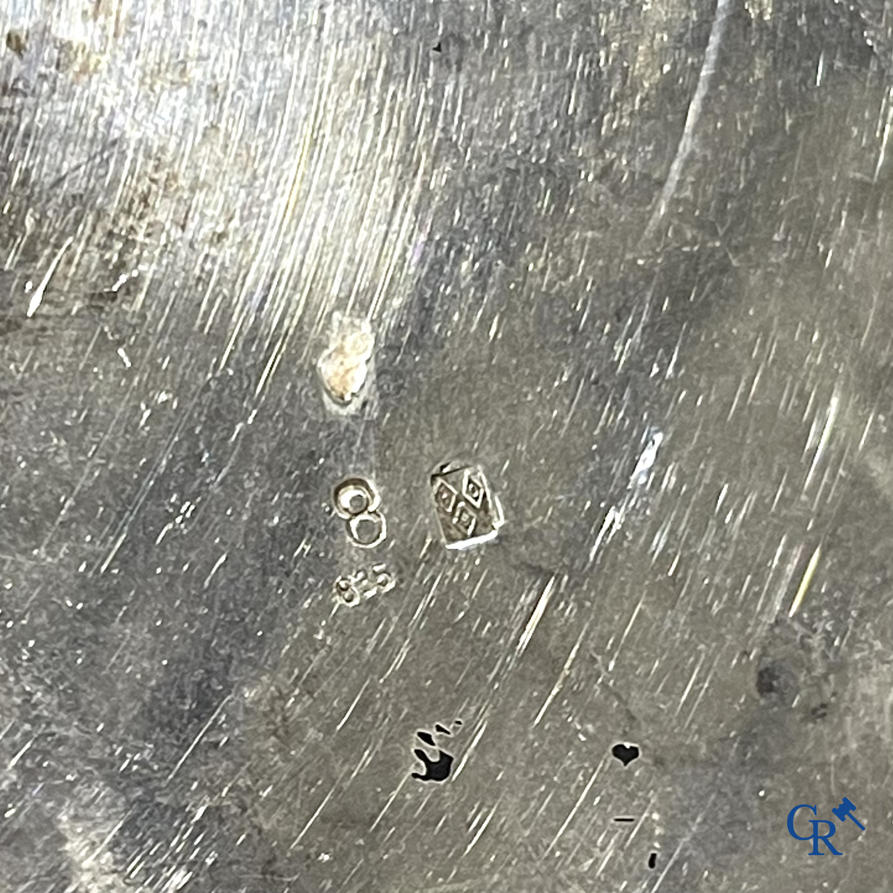 Zilver. Een paar rechthoekige zilveren dekseldozen met bolvormige lobben. 835°/00. 20ste eeuw.