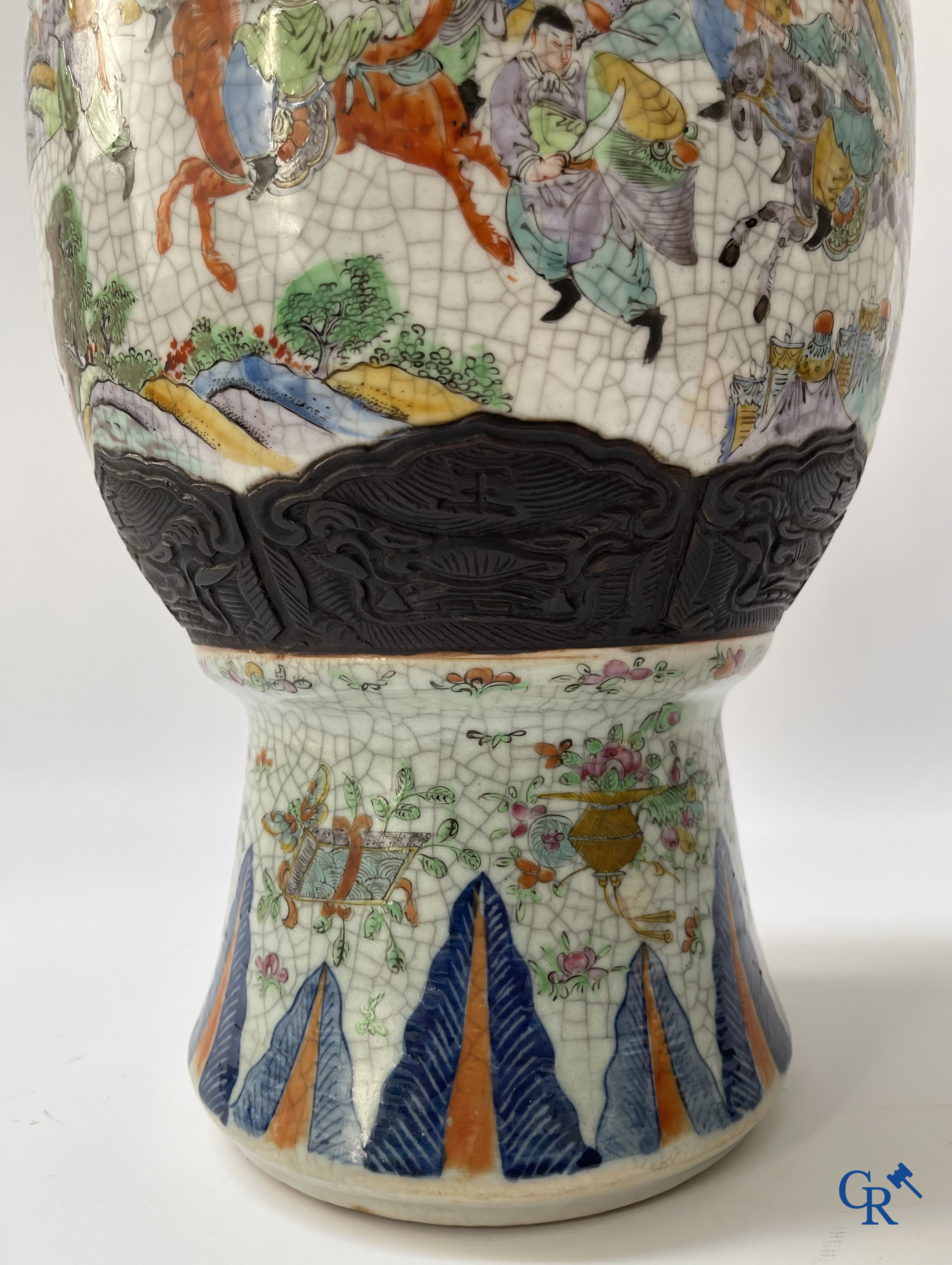 Aziatica, Chinese Nanking vaas met een voorstelling van krijgers. Gemerkt. 19e eeuw.