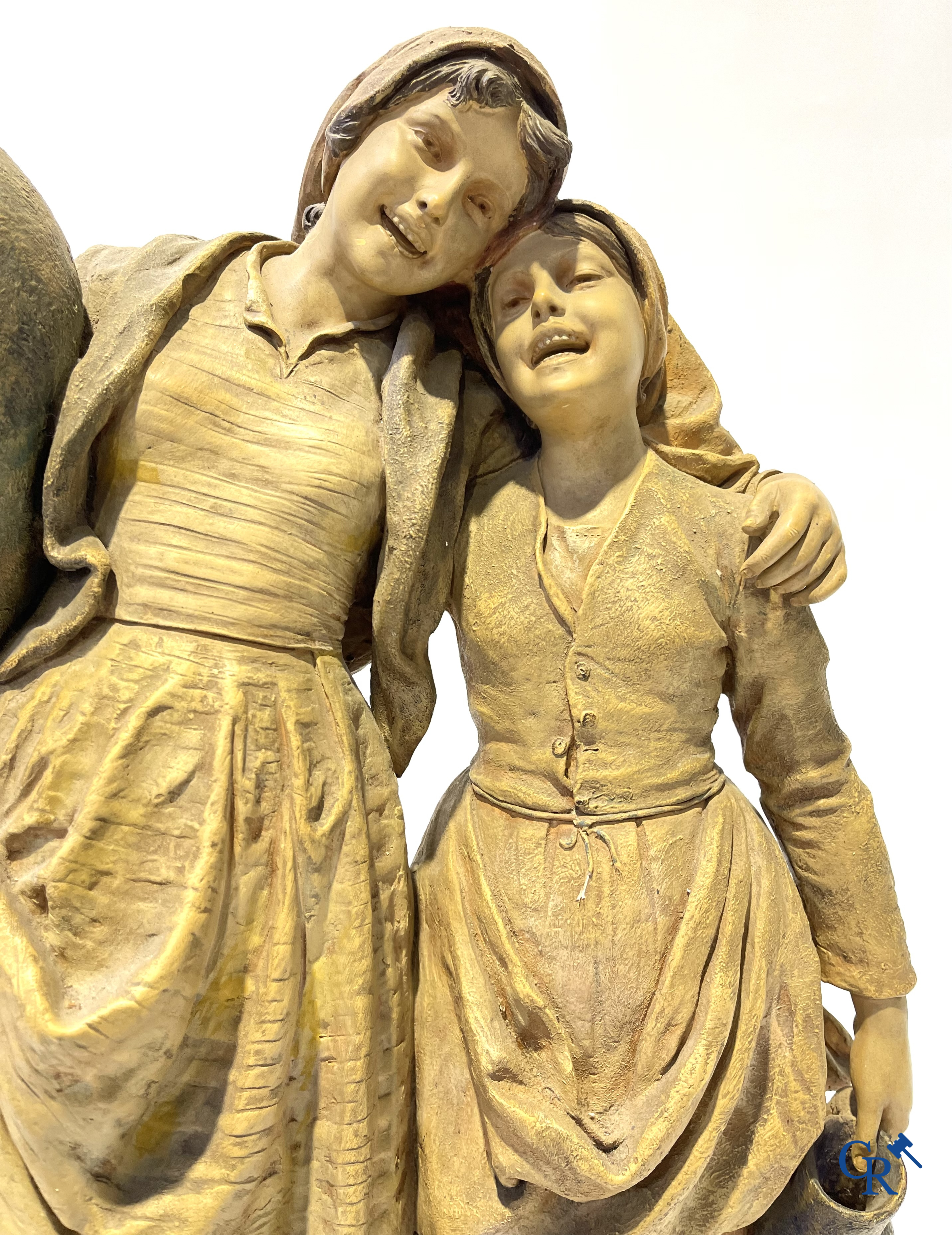 Friedrich Goldscheider Wien. Groot terra cotta beeld, de waterdraagsters. Gesigneerd G. Tole, circa 1910.