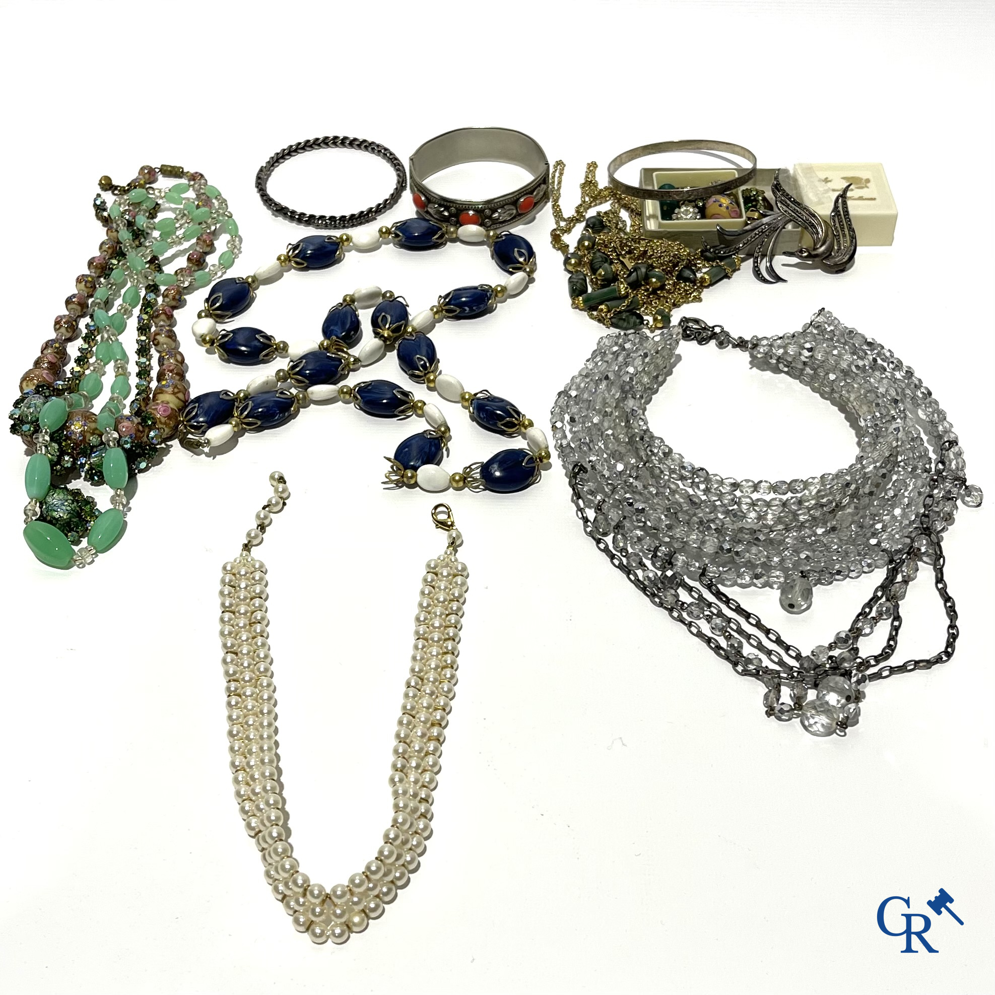 Lot with fantasy jewels.