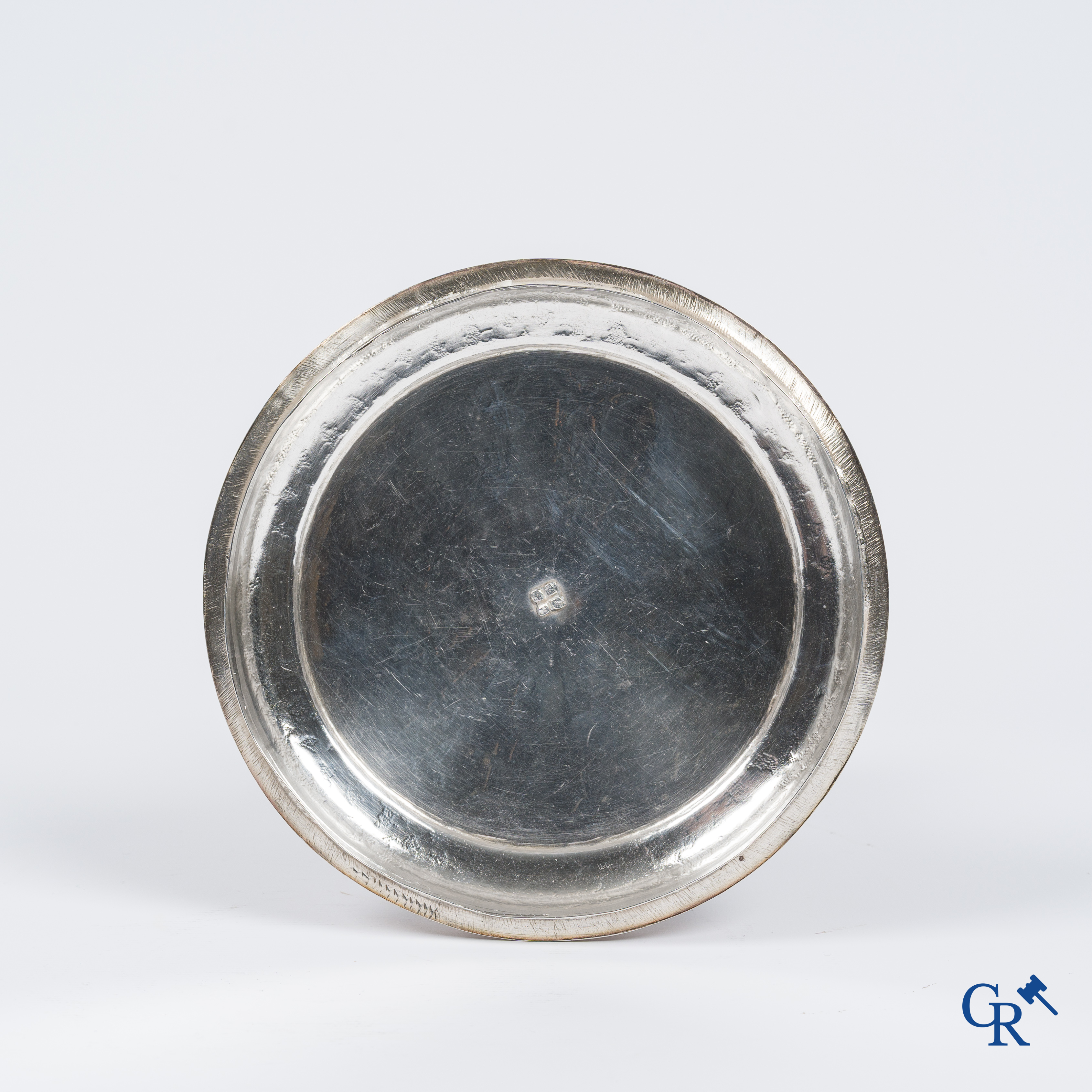 Zilver. Mechelen, 1ste helft 18e eeuw, circa 1720.  Ronde dekselschotel met 2 platte handvaten. Meestermerk met anker.