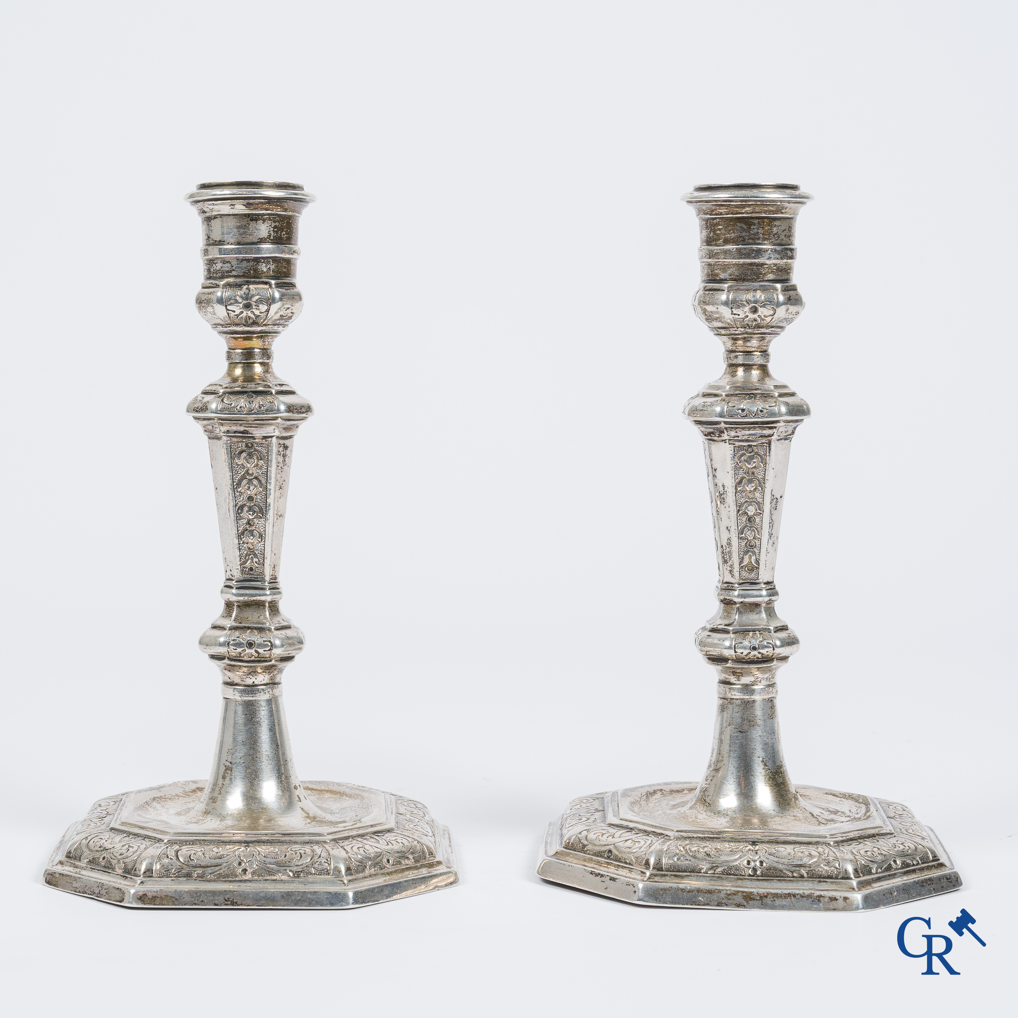 Paar kandelaars in zilver met wapenschilden. Luik, Adelaar met jaartal 1724. Jaarletter N (1 juli 1736-30 juni 1737).