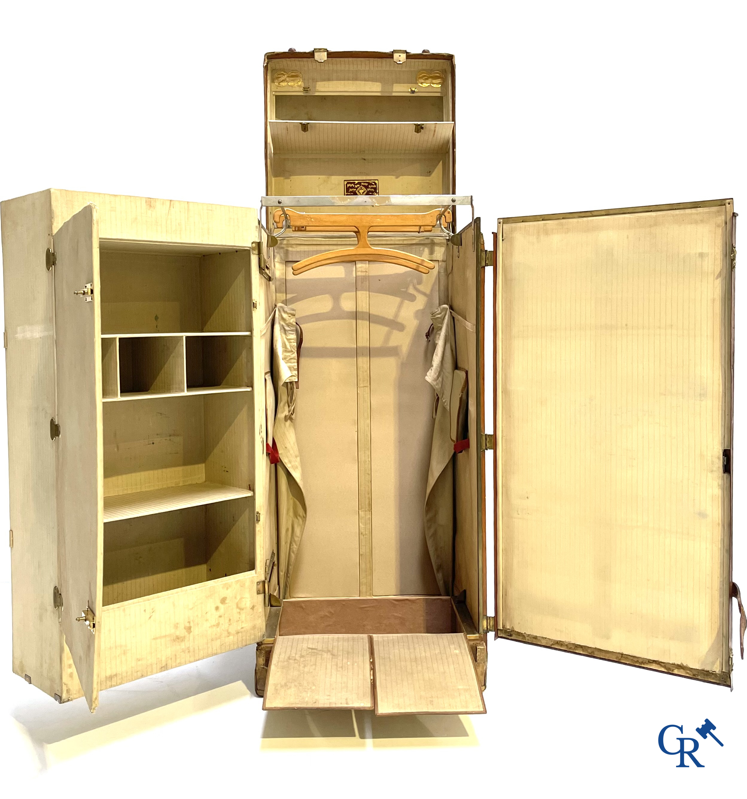 Antieke koffer. Buitengewone grote reiskoffer met dressing. Meerdere schuiven en opbergvakken. Circa 1900.