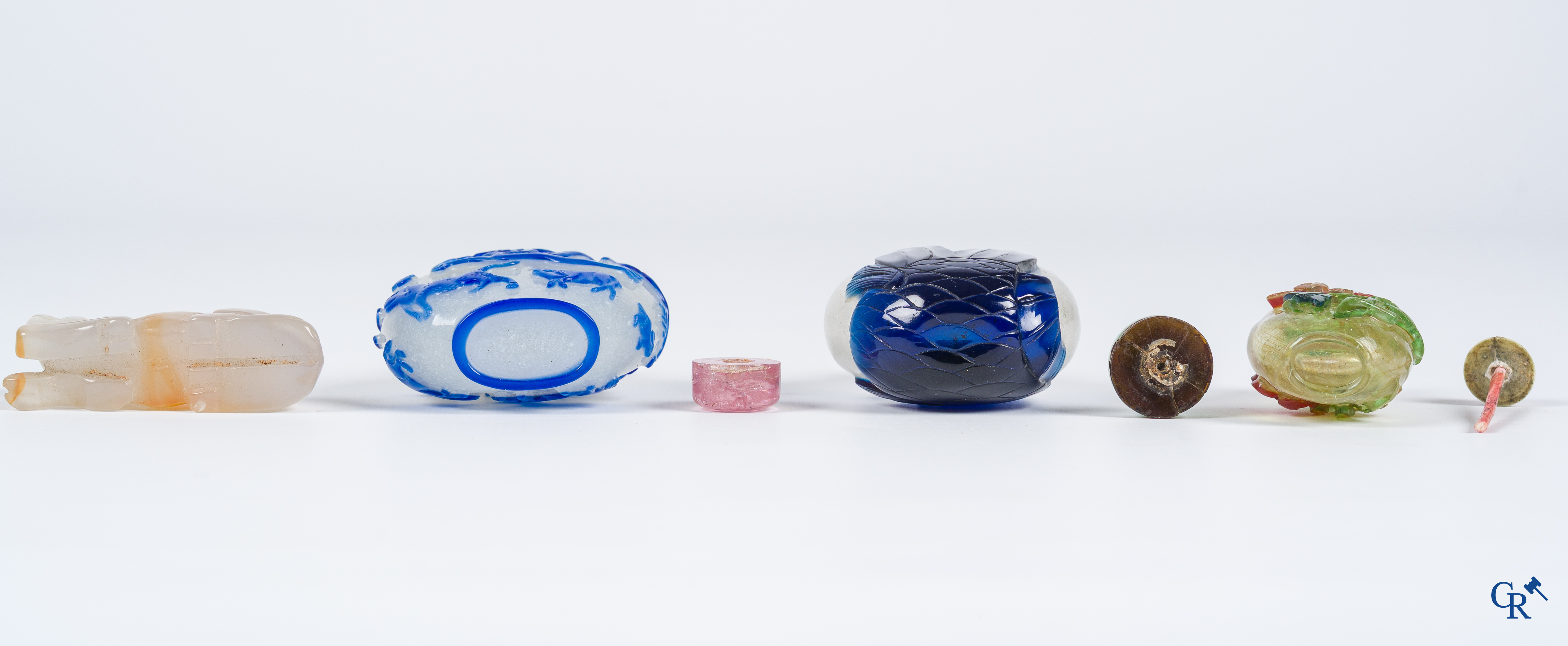 Aziatica. Chinese sgraffito drakenschotel met robijnrode fond, 3 Chinese snuifflessen in glas en een jade. 19/20e eeuw.