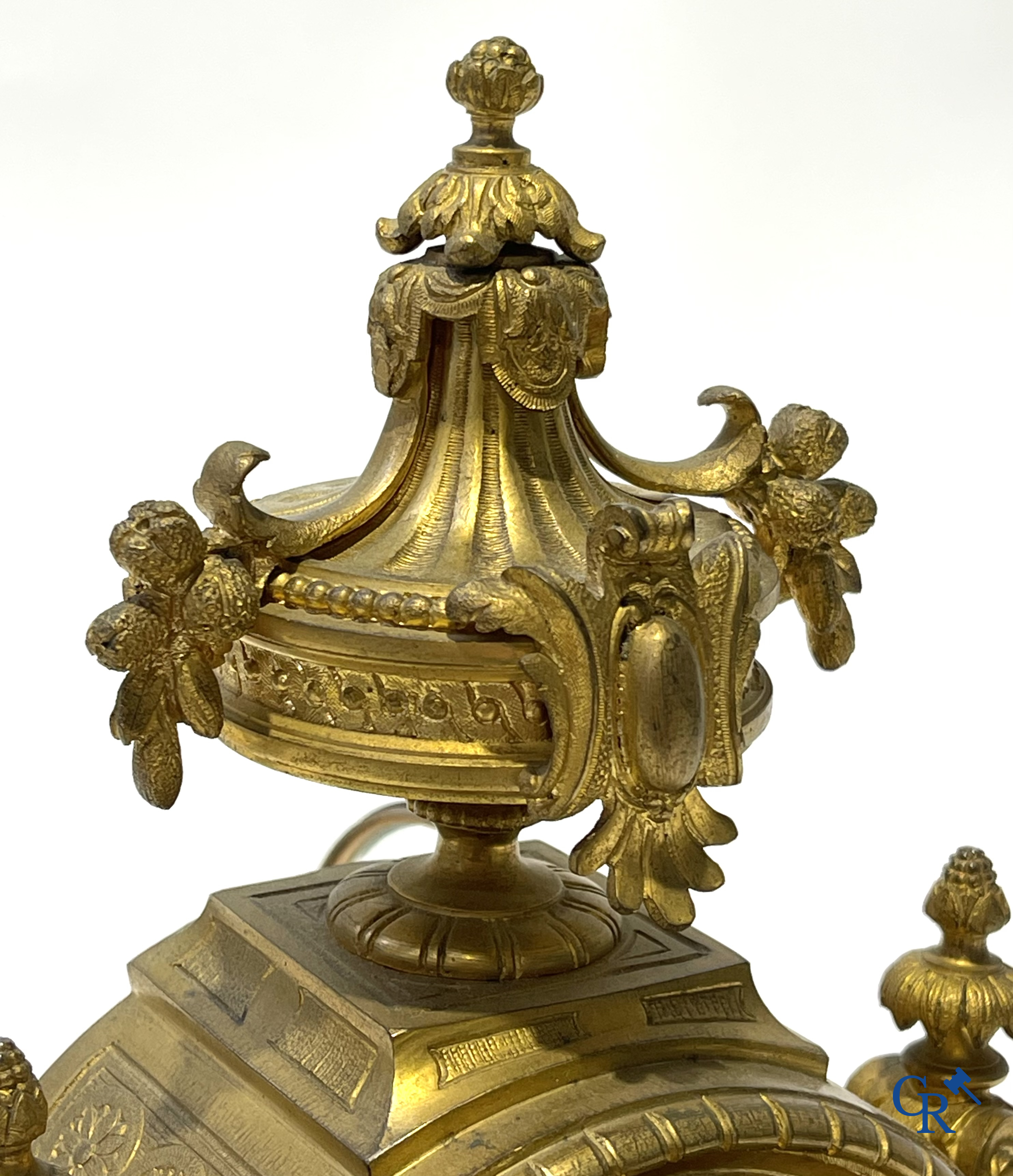 Een 3-delig klokstel in verguld brons. LXVI-stijl. Circa 1900.