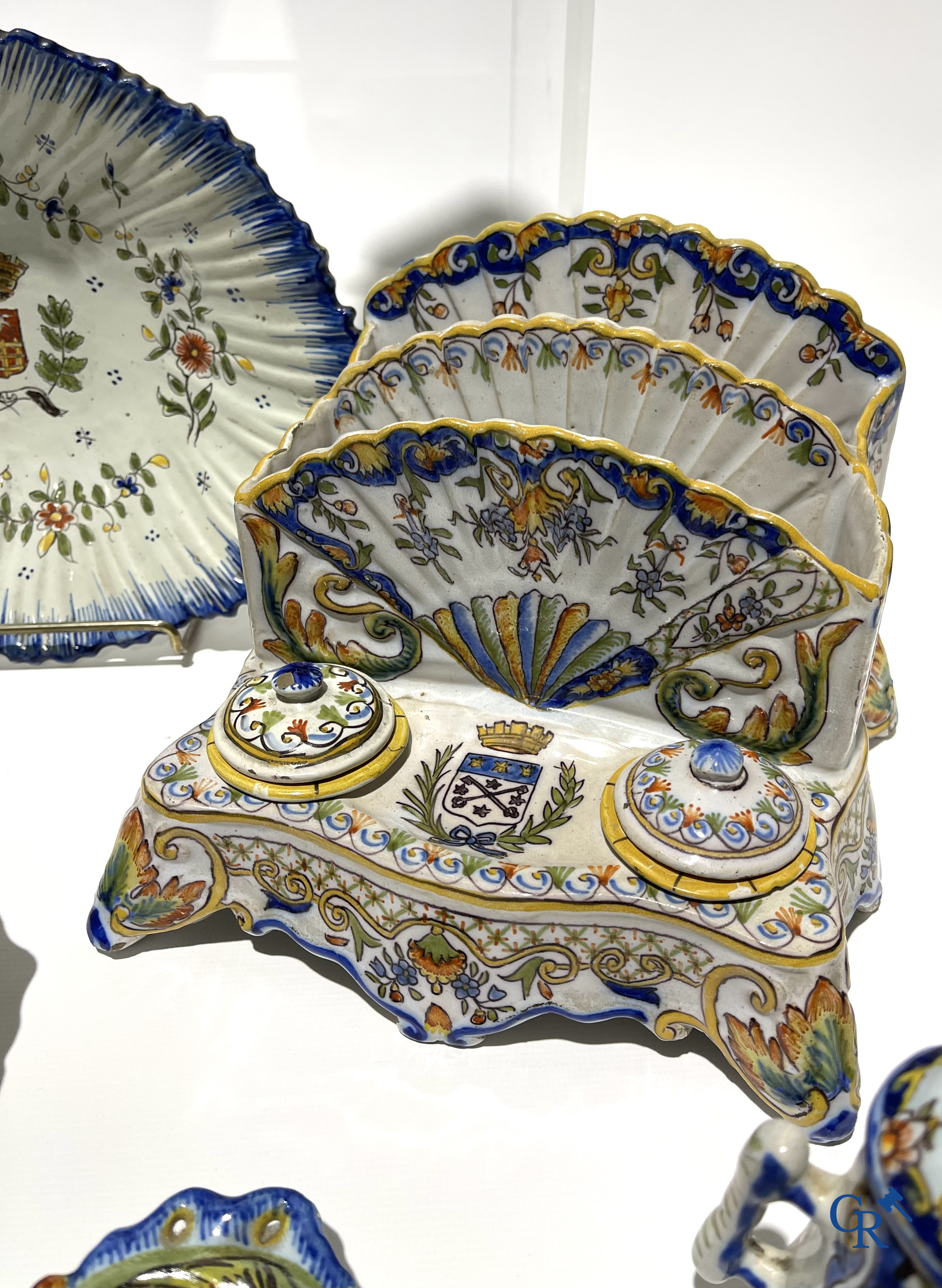 Faience of Rouen, Devres. Interesting and large lot with various polychrome pieces. 19th century.