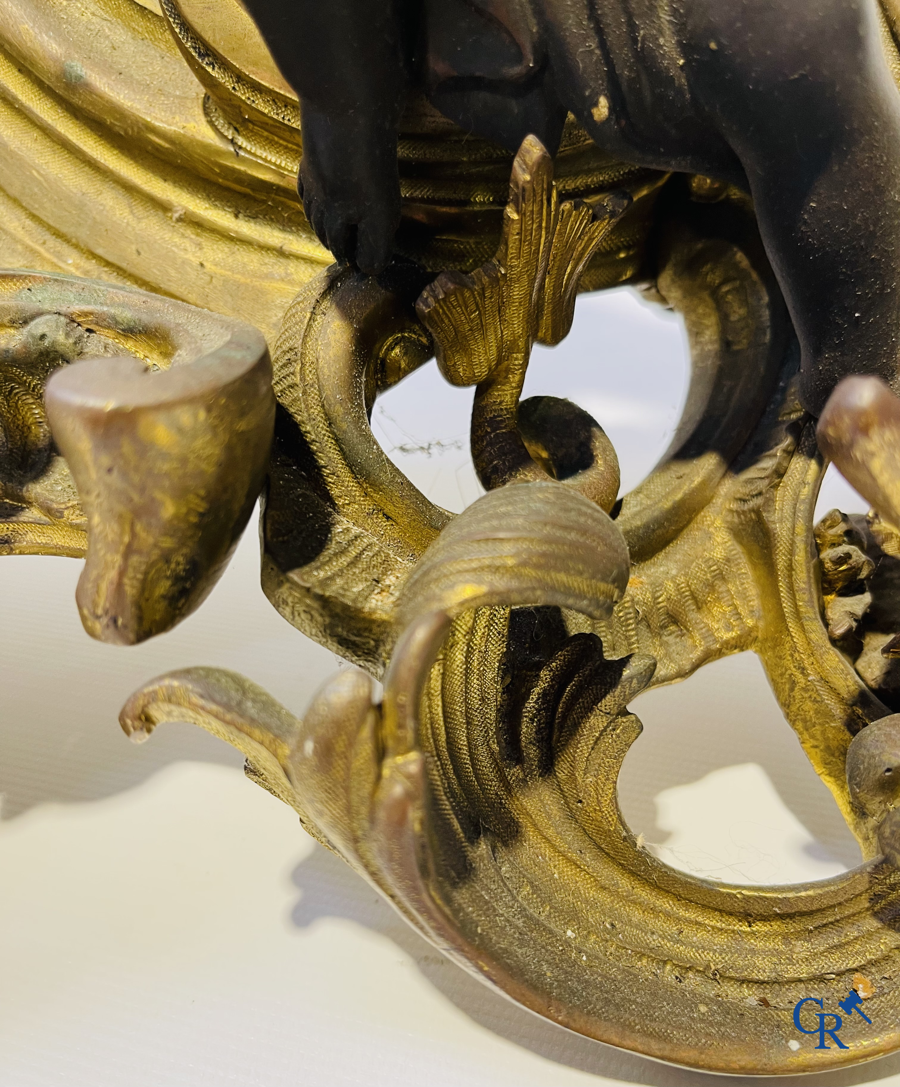 Raingo frères à Paris. Een imposante schouwgarnituur in vergulde en donker gepatineerde brons. LXV-stijl. 19e eeuw.