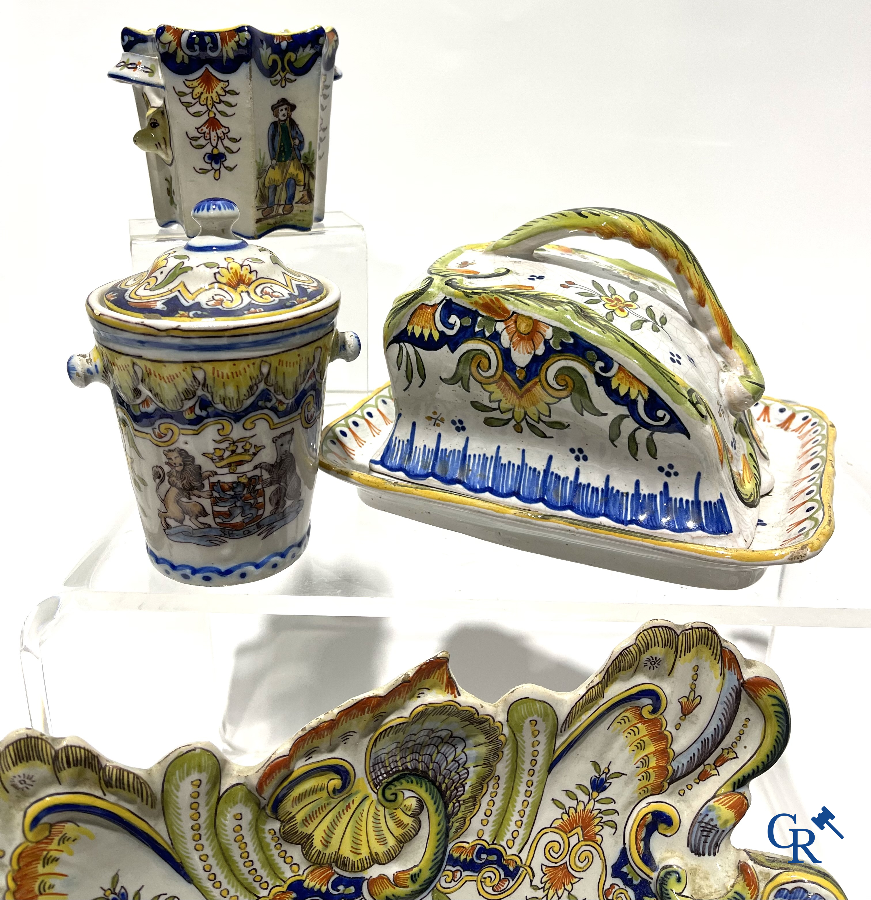 Faience of Rouen, Devres. Interesting and large lot with various polychrome pieces. 19th century.