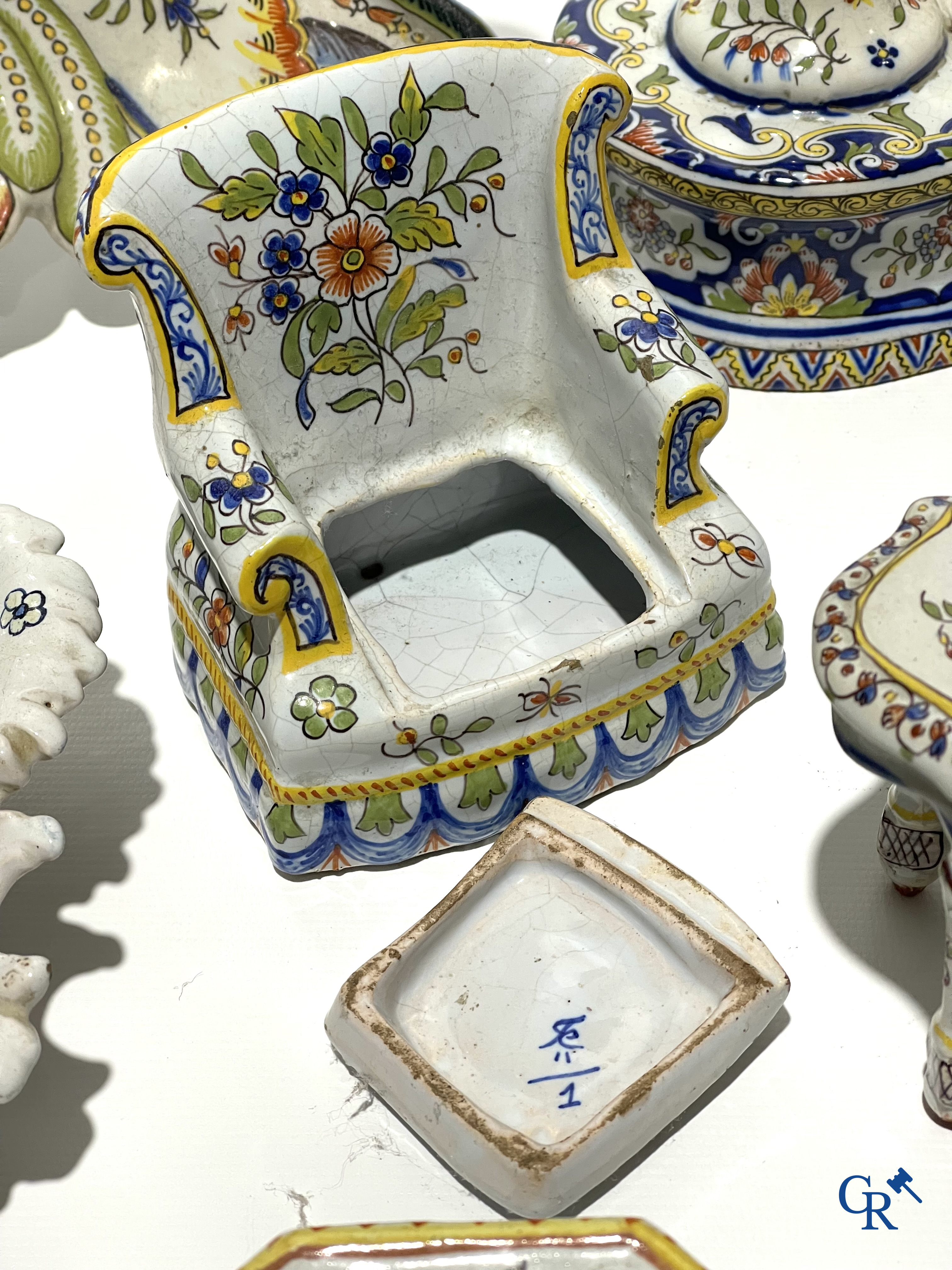 Faience of Rouen, Devres. Interesting and large lot with various polychrome pieces. 19th century.