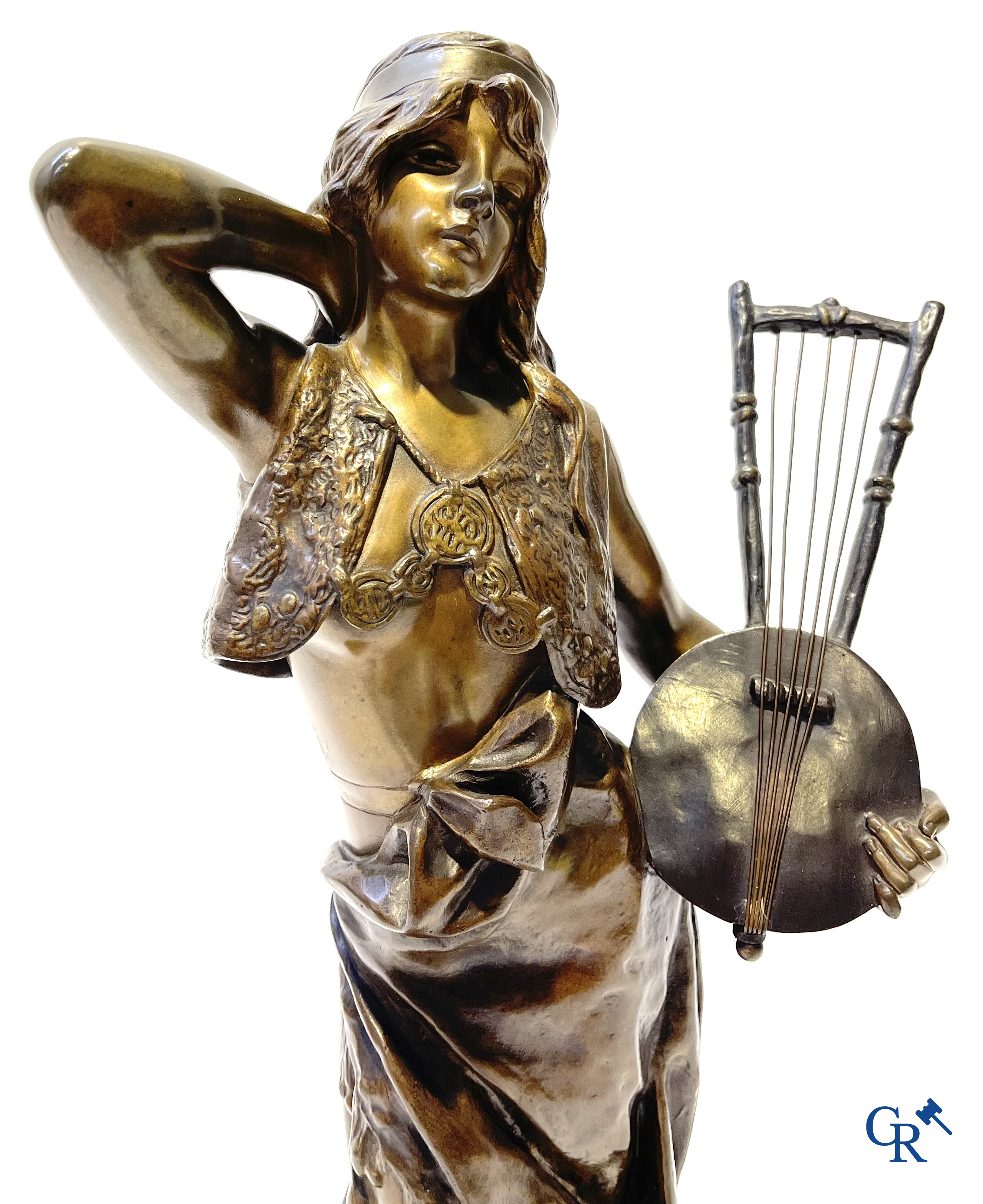 Emmanuel Villanis (1858-1914) Bohémienne. Bronzen beeld met dubbele patina. Gesigneerd E. Villanis. Gieterijstempel.