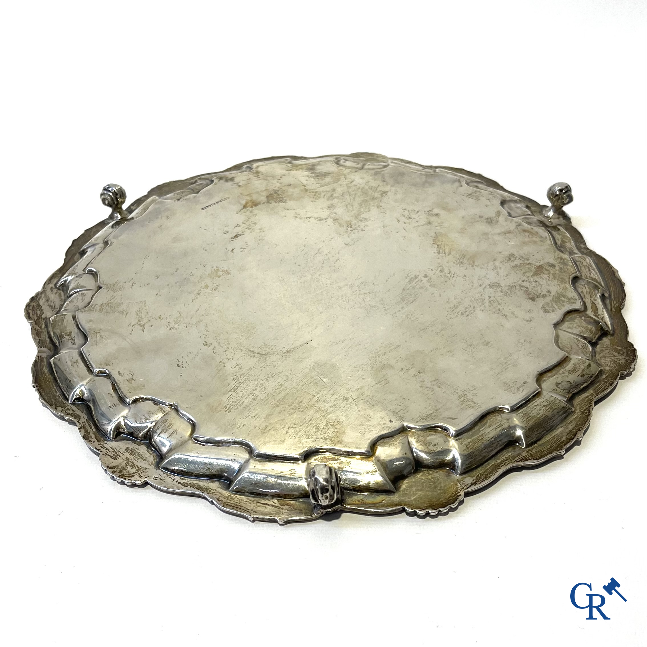 Zilver. Mappin & Webb London. Grote 3-potige sierschotel met een wapenschild met eenhoorn.