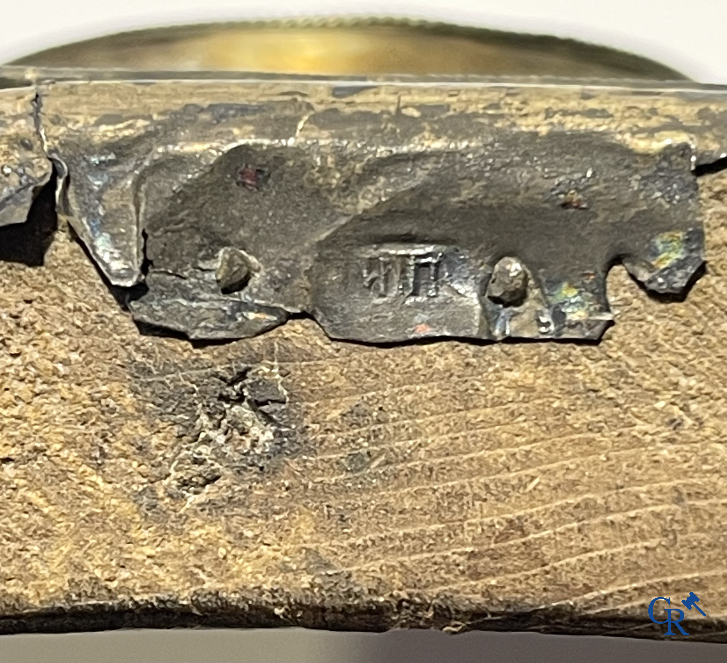 2 Russische ikonen. Ikoon met zilver oklad, meerdere keurmerken en een ikoon met Saint Seraphim of Sarov. 19e.