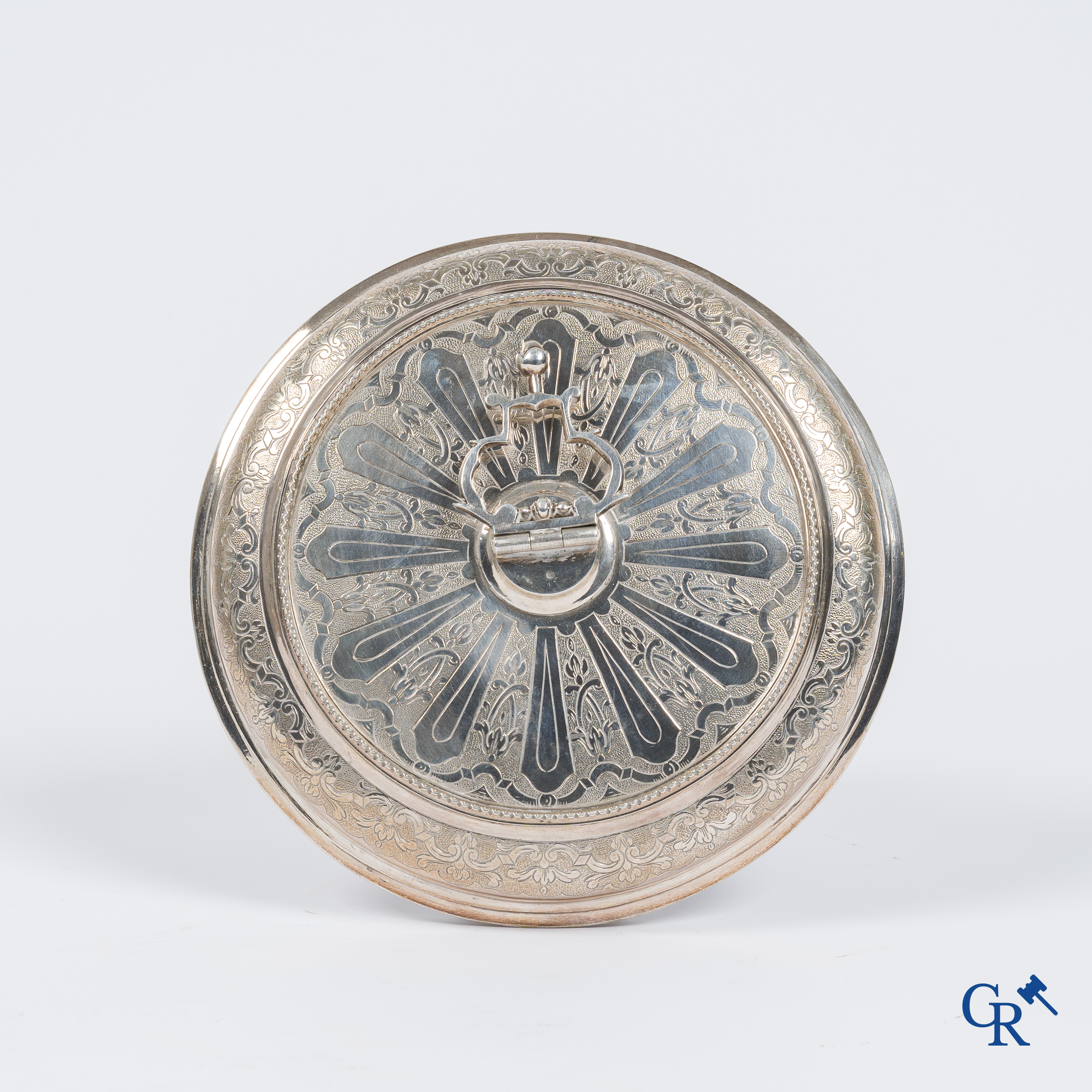 Zilver. Mechelen, 1ste helft 18e eeuw, circa 1720.  Ronde dekselschotel met 2 platte handvaten. Meestermerk met anker.