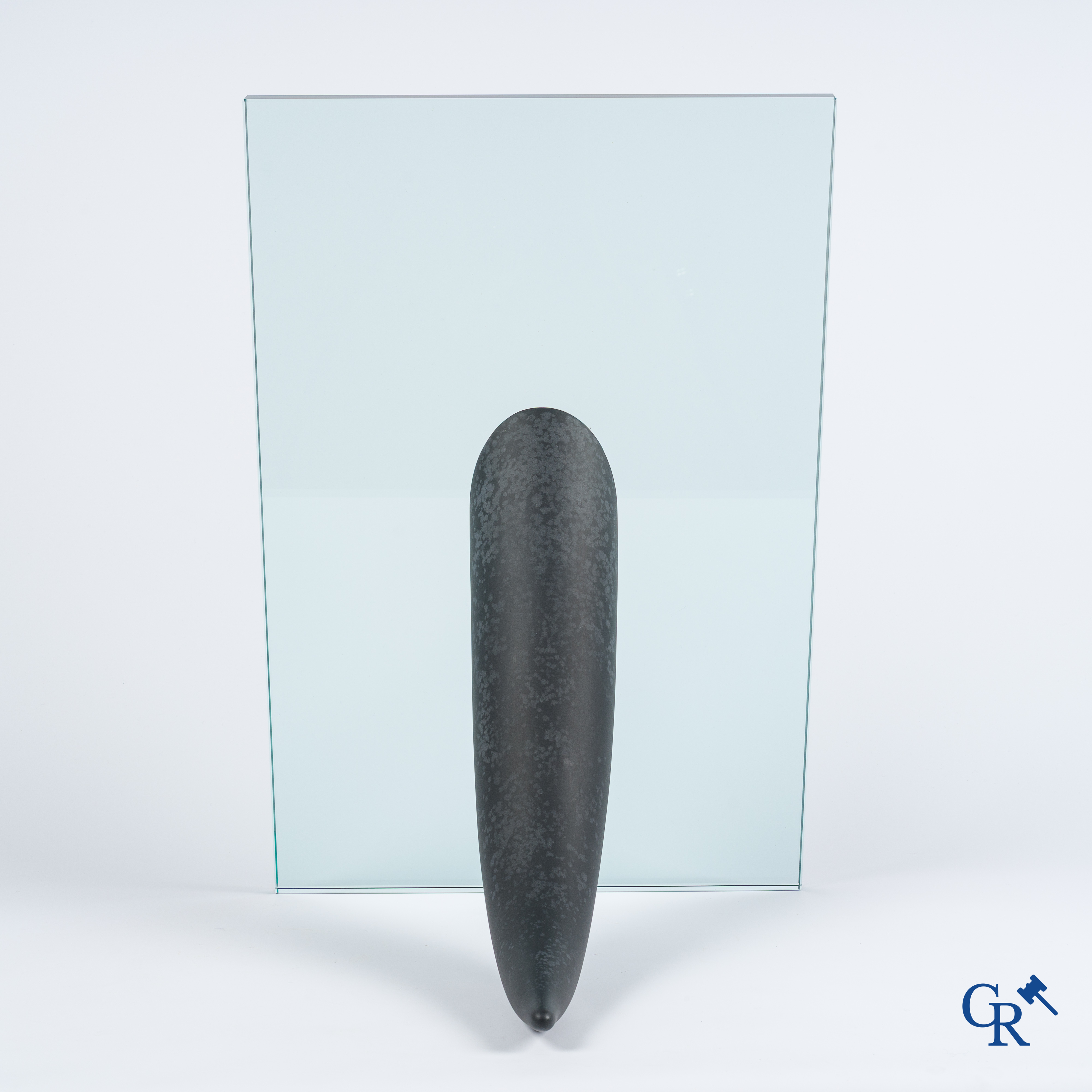 Philippe Starck (1949) en Daum. Een gesigneerde en genummerde vaas "Une étrangeté sous un mur" Ontwerp uit 1988.