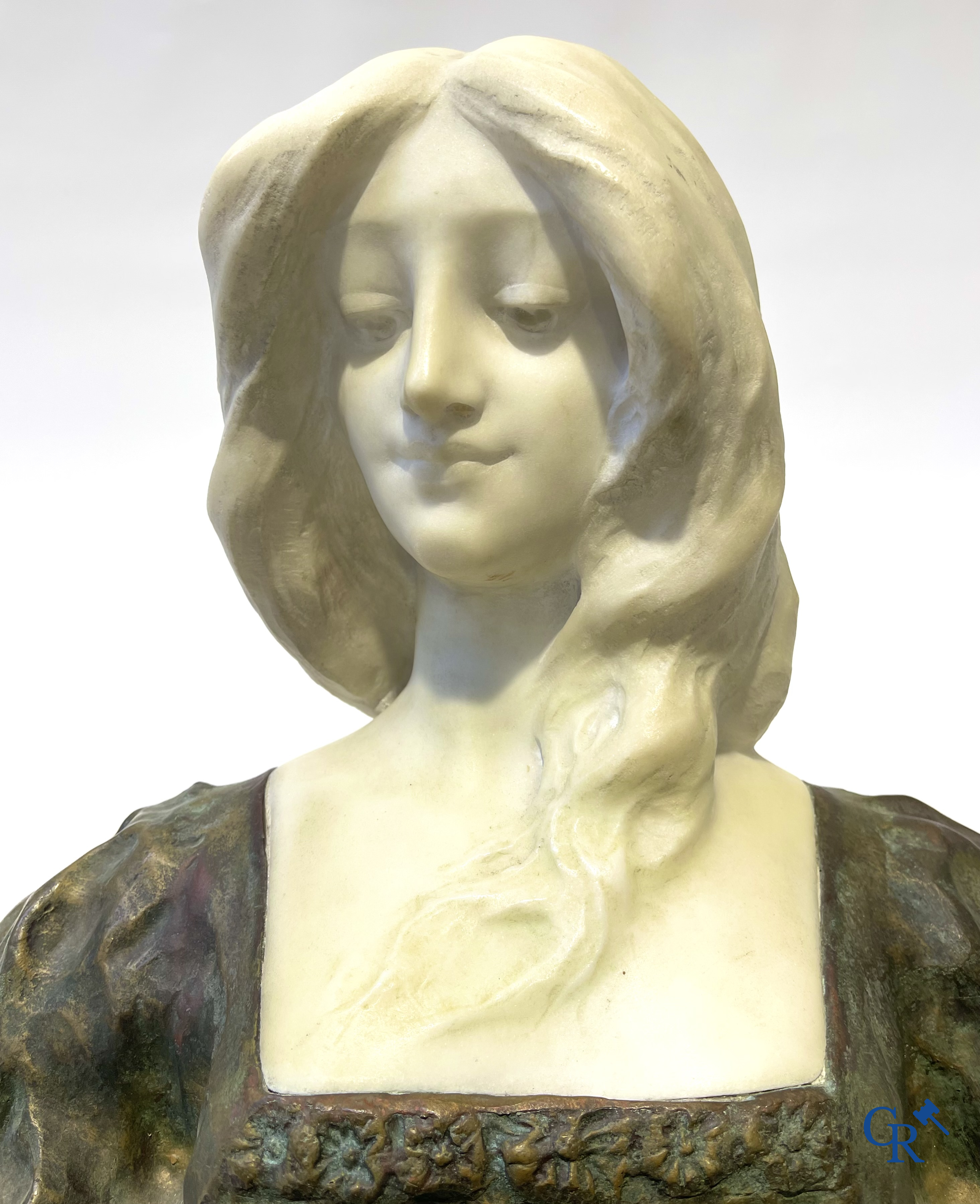 Art Nouveau. Buste van een jonge dame in Carrara marmer en bruin-groen gepatineerd brons. Gesigneerd. Circa 1900.