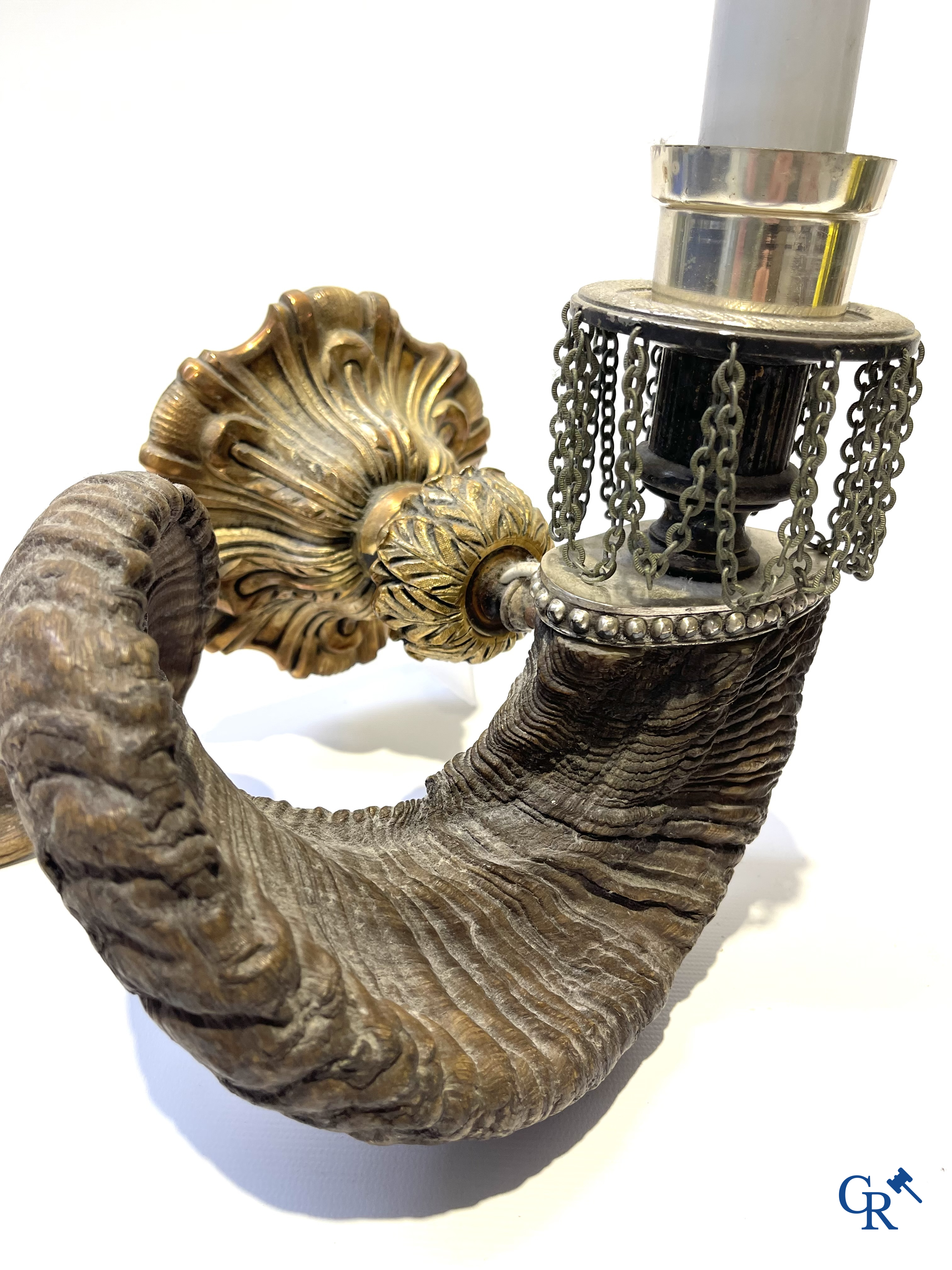 Een paar buitengewone decoratieve wandlichten in verguld en verzilverd brons met ramshoorns. Circa 1980.