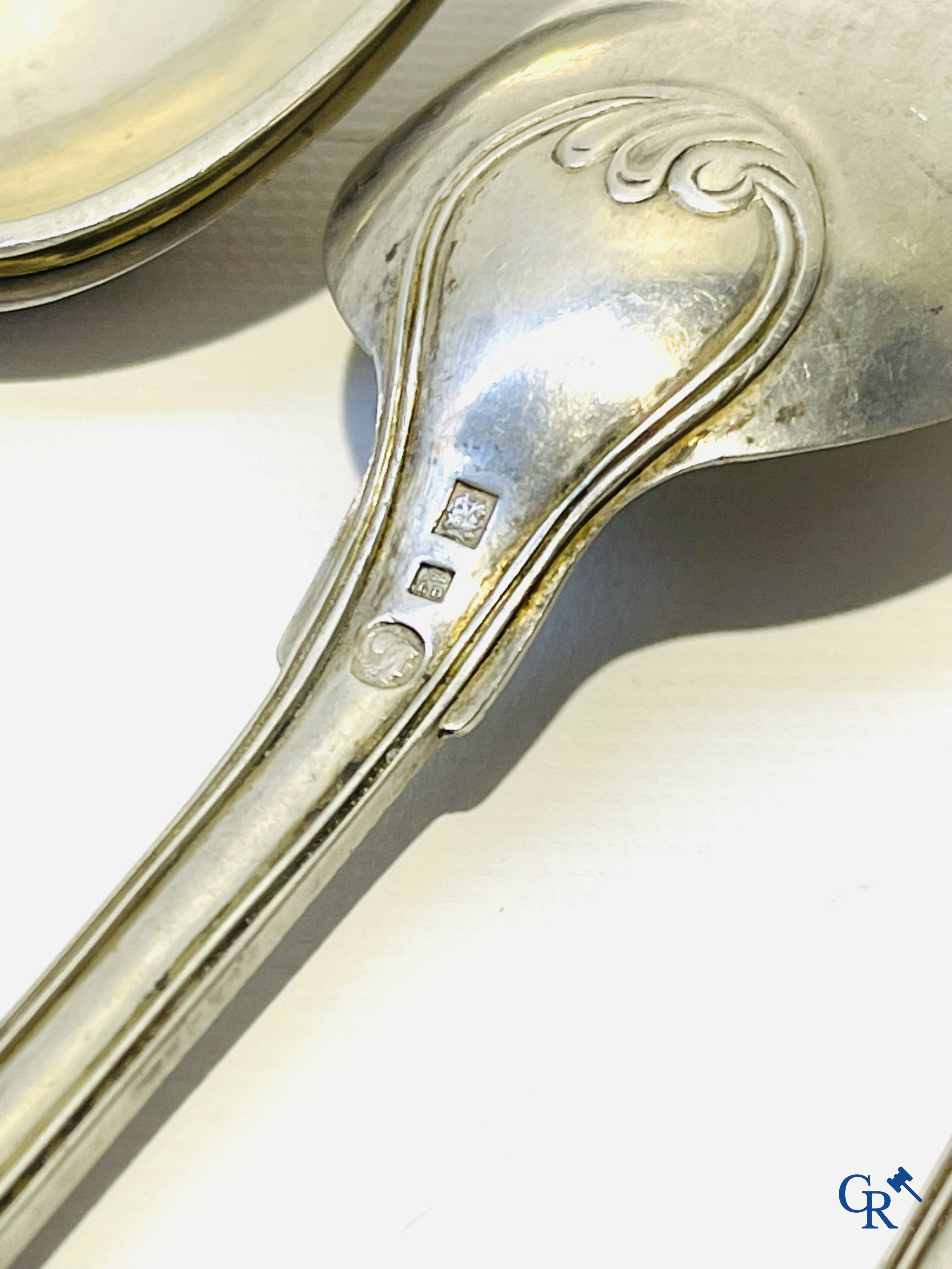 Zilver. Lot betaande uit 12 stuks zilver bestek. België, 18e en 19e eeuw.