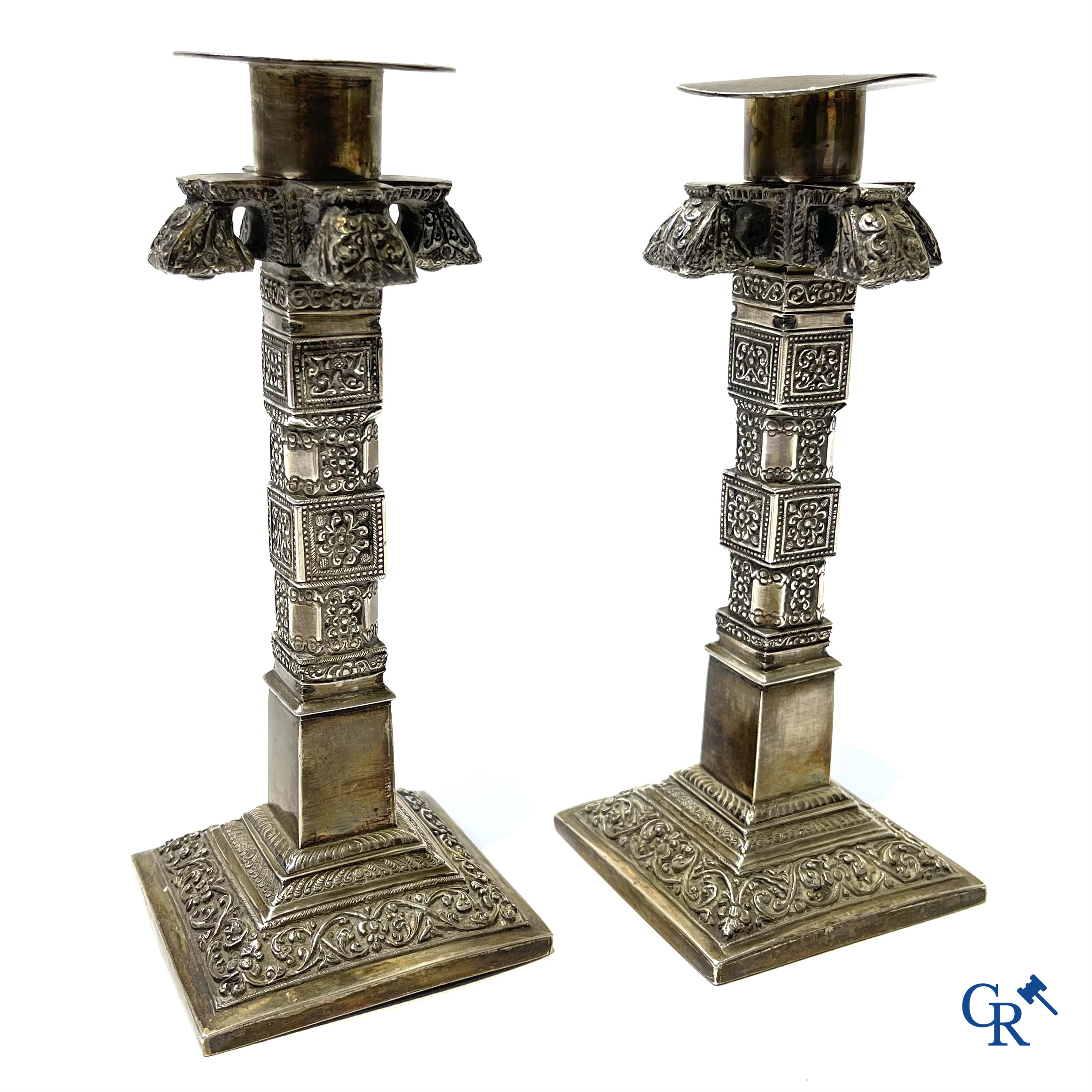 Zilver. Uitzonderlijk paar zilveren kandelaars in de vorm van houten tempelzuilen. Sri Lanka, Kandy, 19e eeuw.