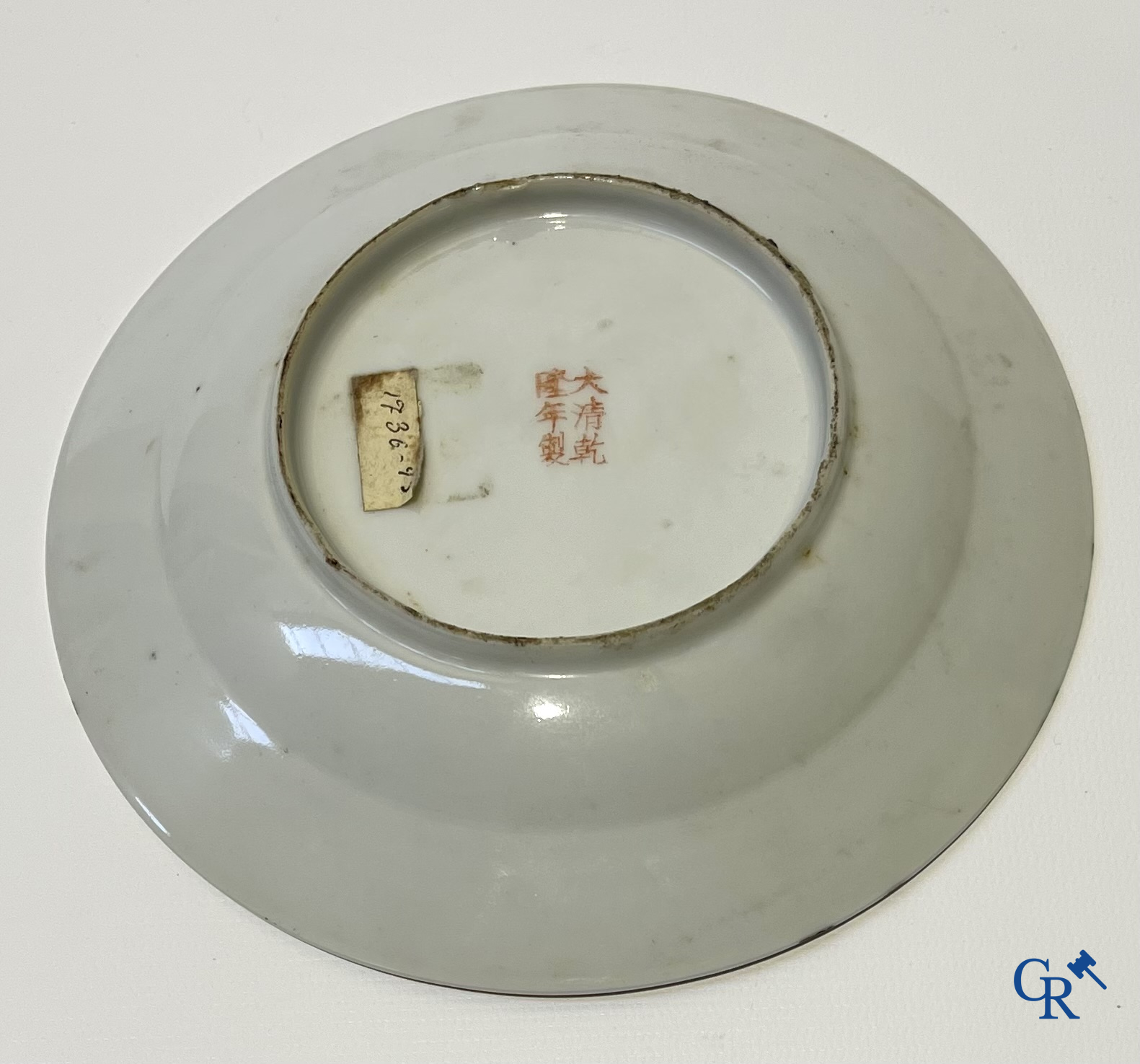 Aziatica. China. Een kavel met Canton porselein, een theepot en famille rose porselein met gele ondergrond.