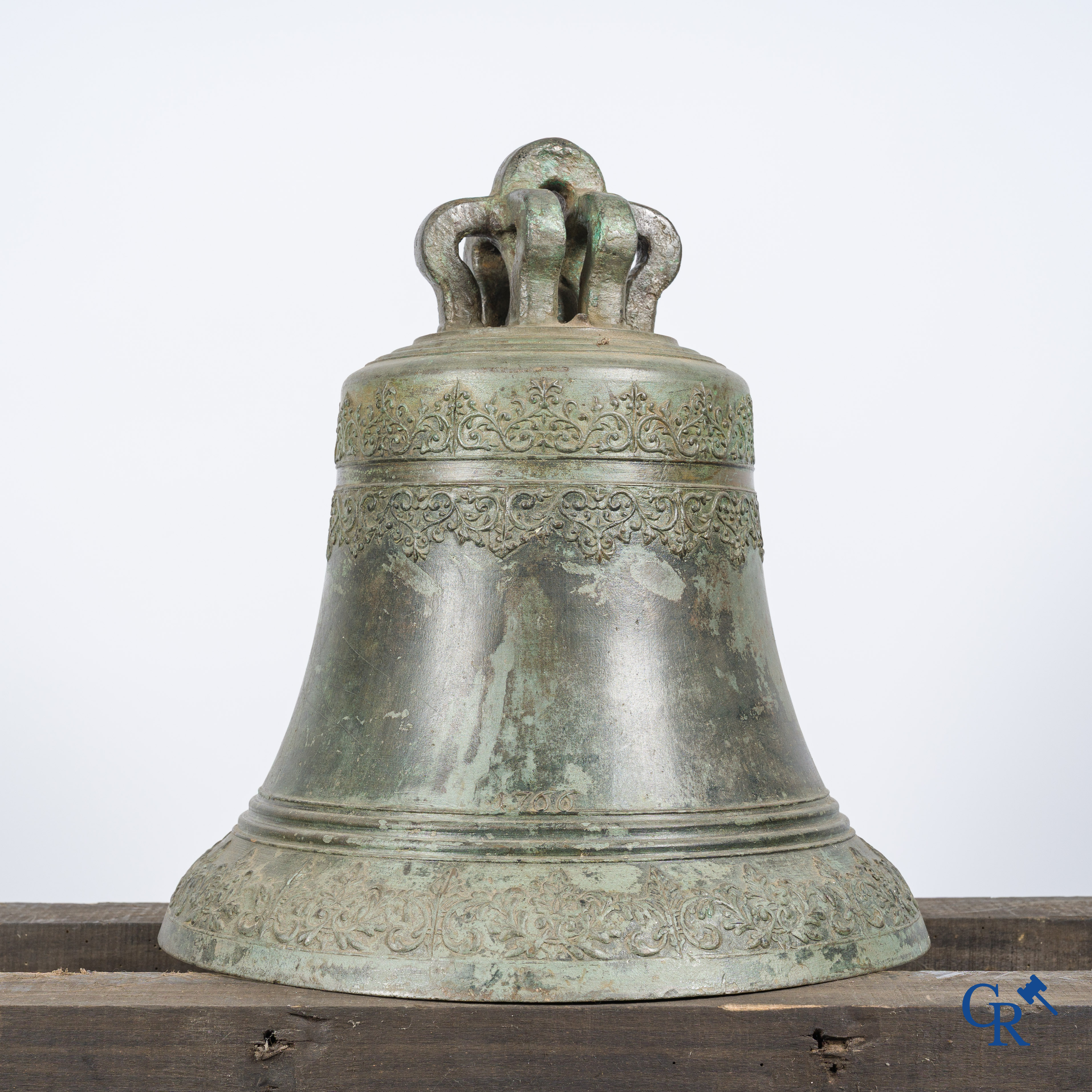 Religieuze objecten. Grote antieke kerk kroonklok of bel in brons met dubbele inscriptieband. Gedateerd 1766.