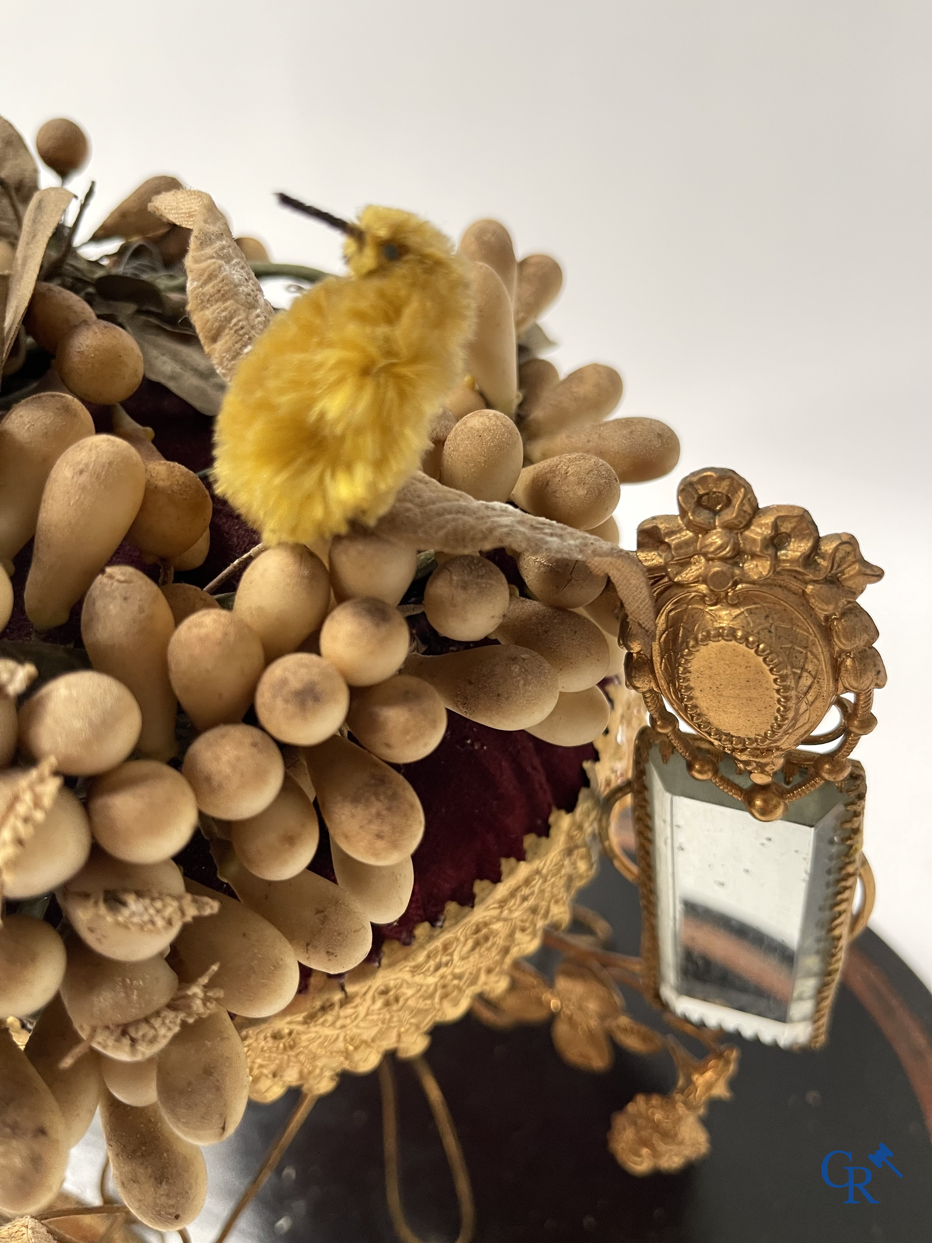 Prachtige globe met bruidsboeket en ingewerkte juwelendoos. Spiegels en vergulde messing. Circa 1900.