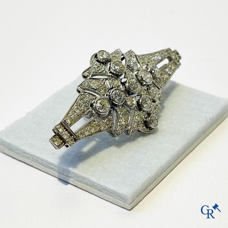Juwelen: Een broche in witgoud 750°/00 bezet met briljanten.