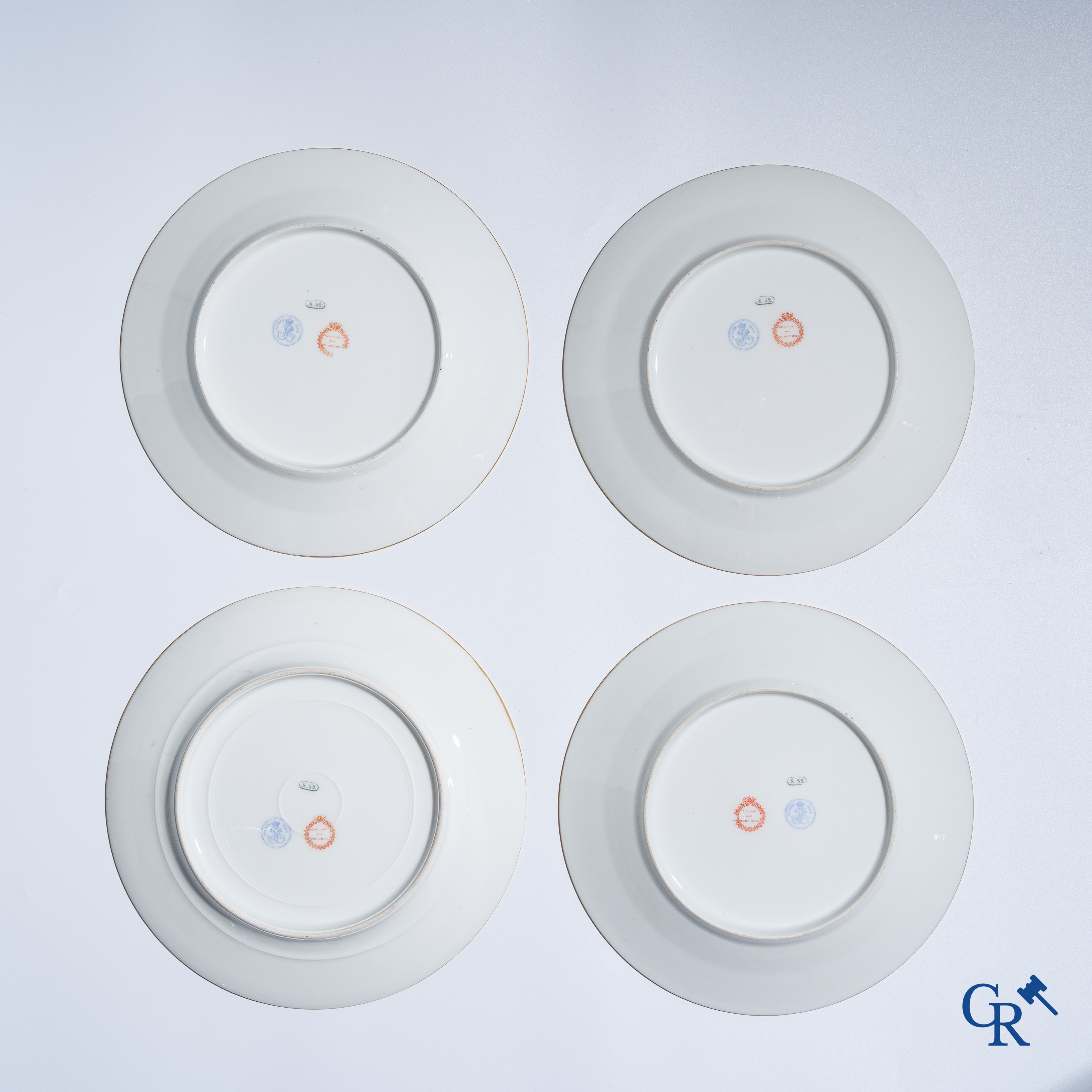 Sèvres. Château des Tuileries. Uitzonderlijke reeks van 12 borden in Sèvres porselein. Napoleon III periode.