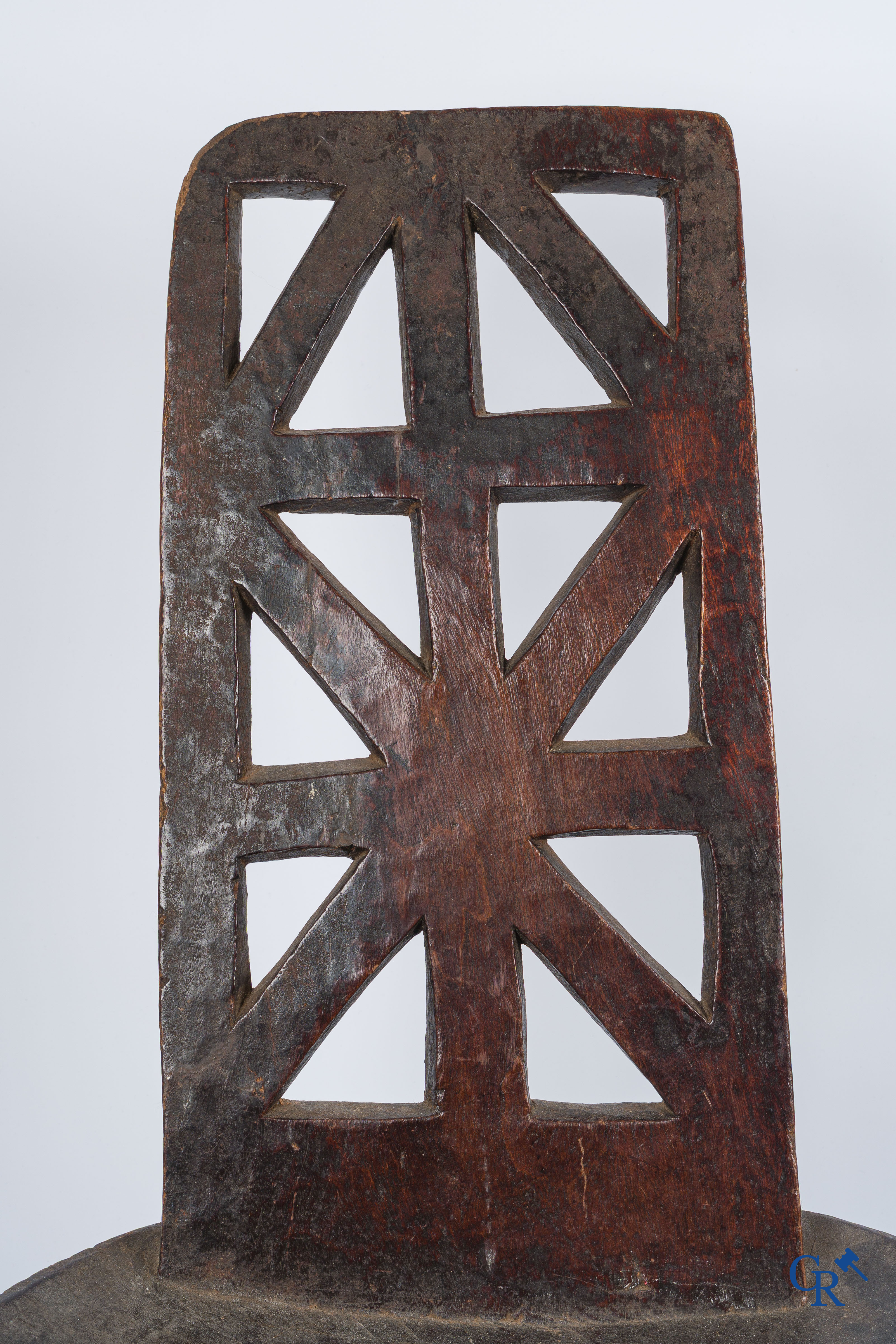 Tribale kunst. Ethiopië, Oromia regio. Een houtgesculpteerde stoel met hoge rugleuning.