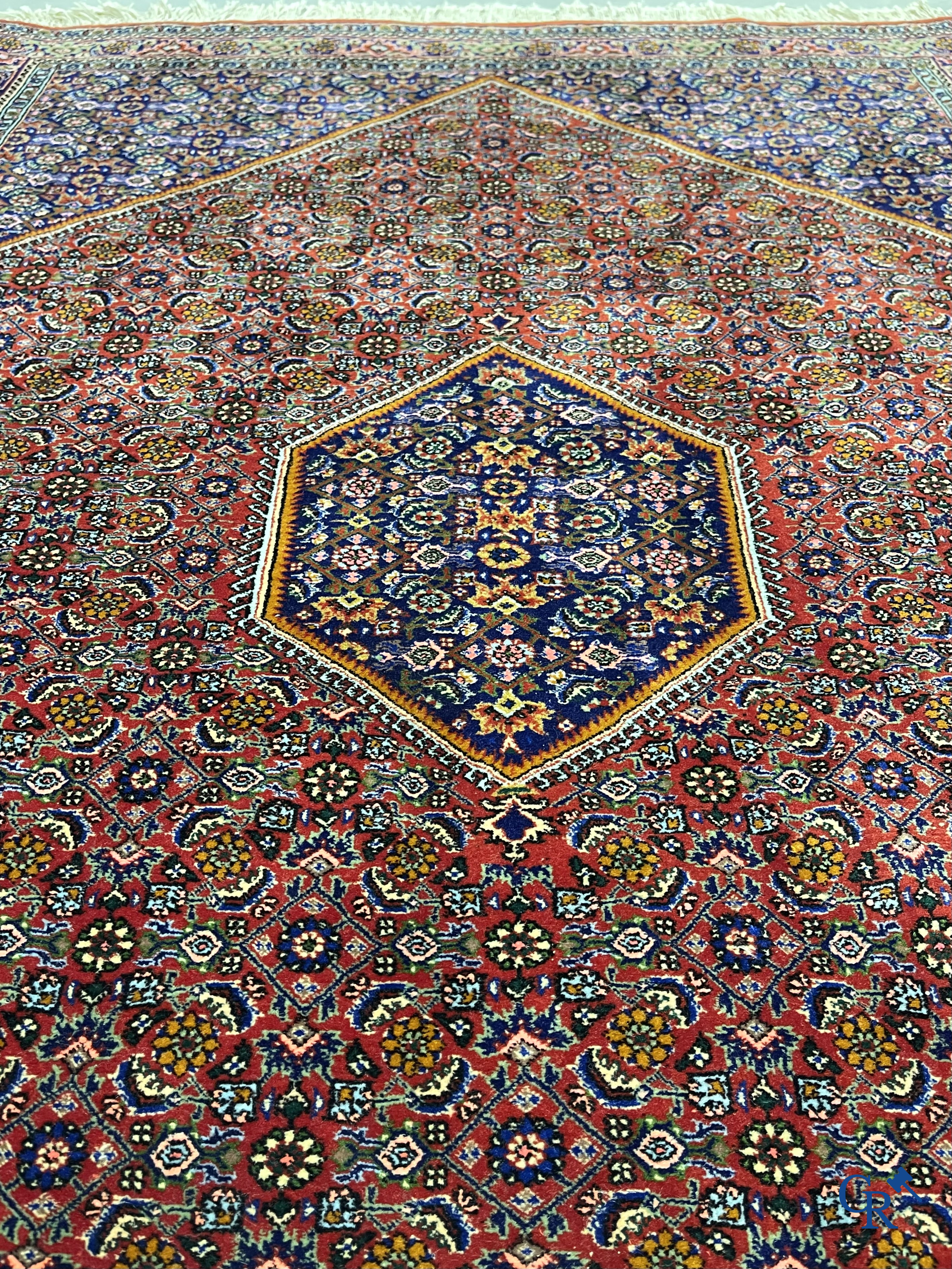 Oosterse tapijten. 2 handgeknoopte tapijten in wol.