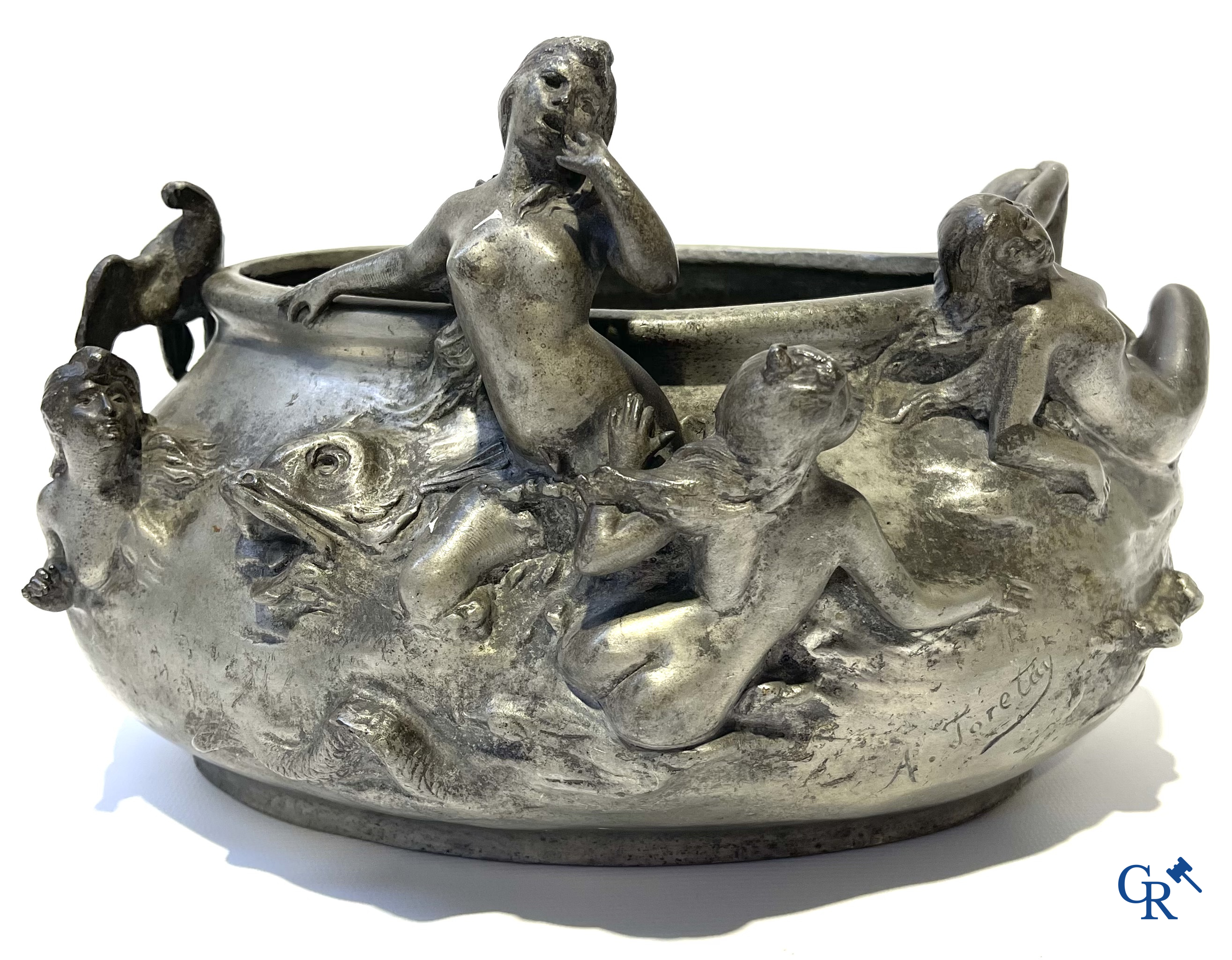 Een mooi lot brocante waaronder een Japans Kutani-porselein servies, een vaas in Val Saint Lambert en een jardinière.