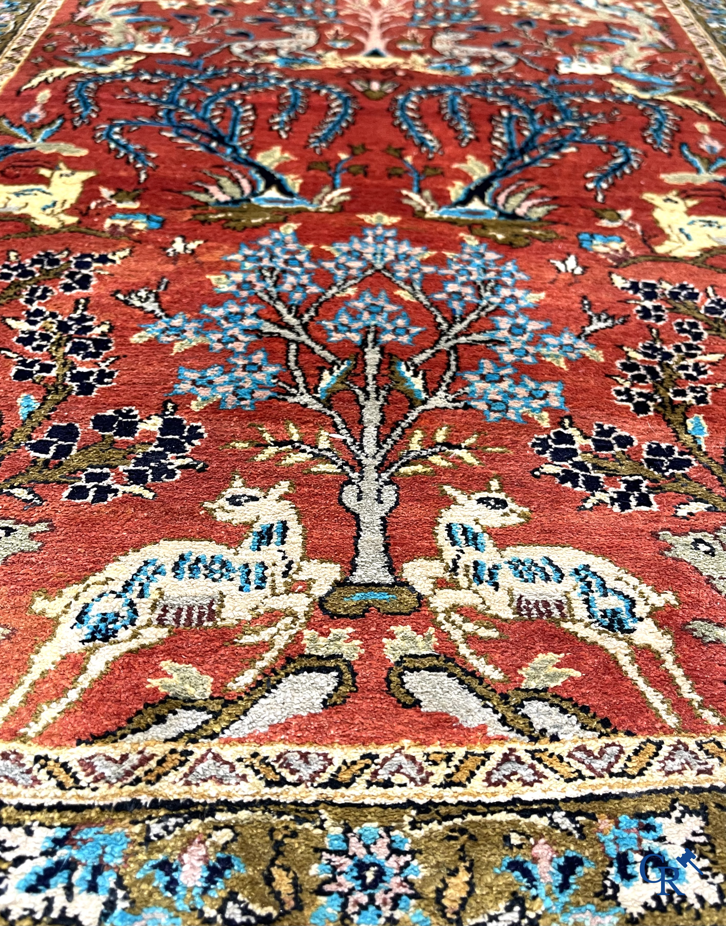 Oosterse tapijten. Een handgeknoopt tapijt met wouddieren. Zijde en wol.