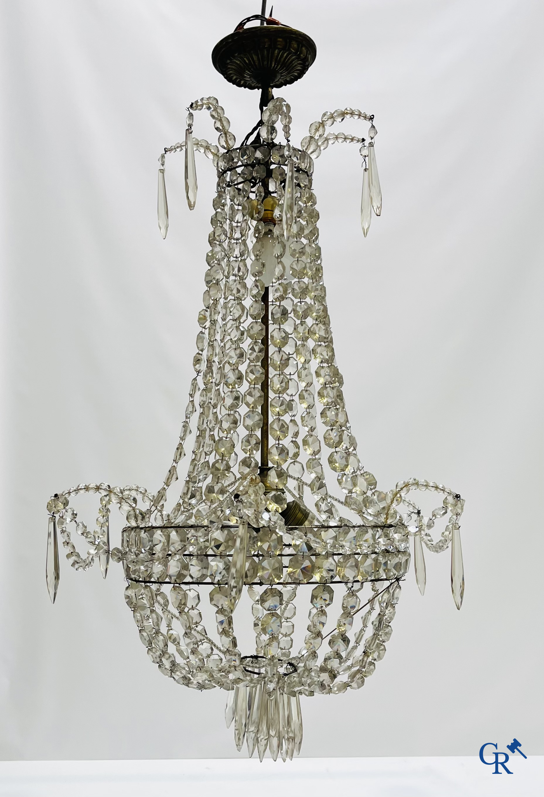 Een kavel van 2 luchters met kristal en een paar bronzen wandlichten.