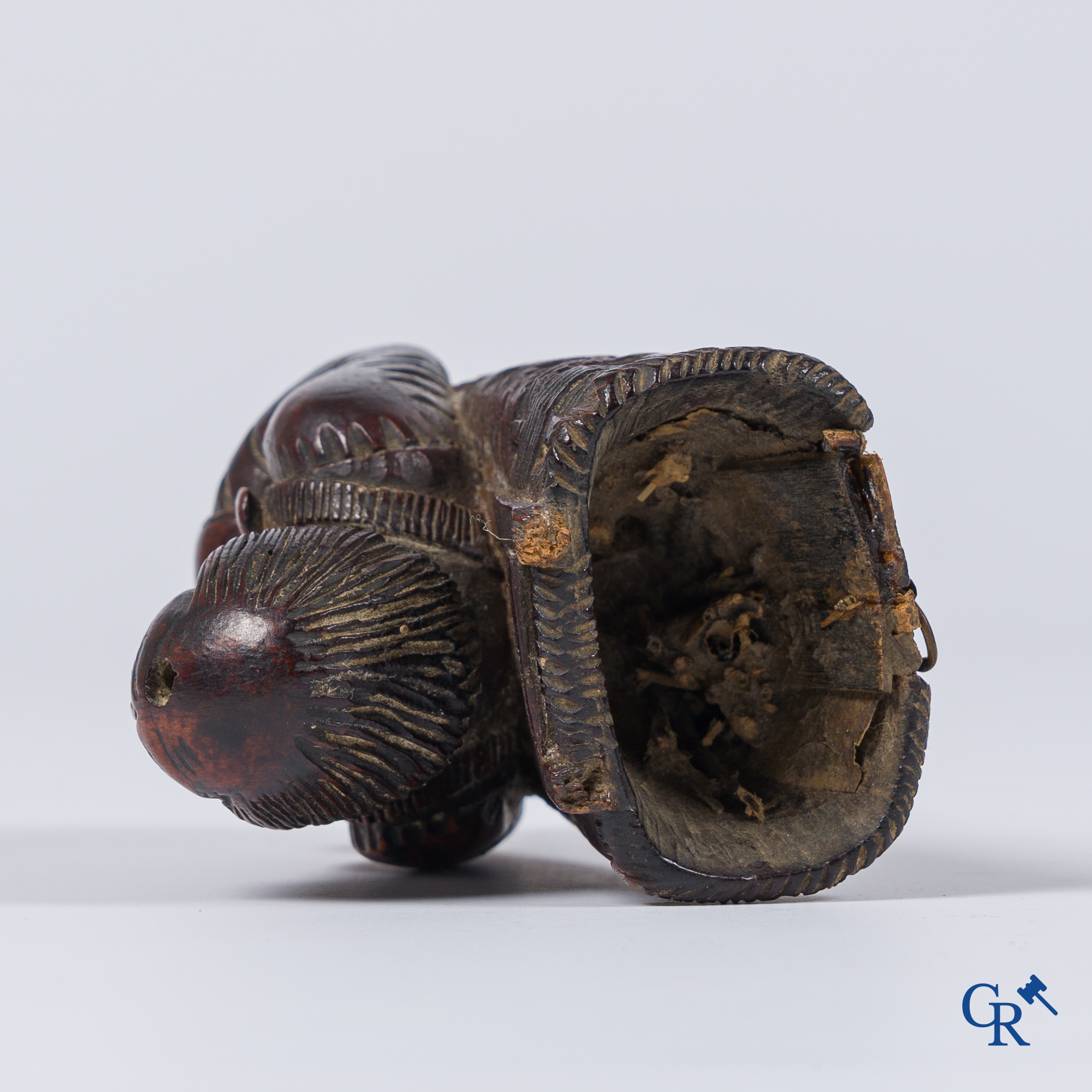 Buttenman drinkbeker. Gildebeker van de druivenplukkers. Gesneden fruithout. Rijnstreek of Zwitserland, 17e eeuw.