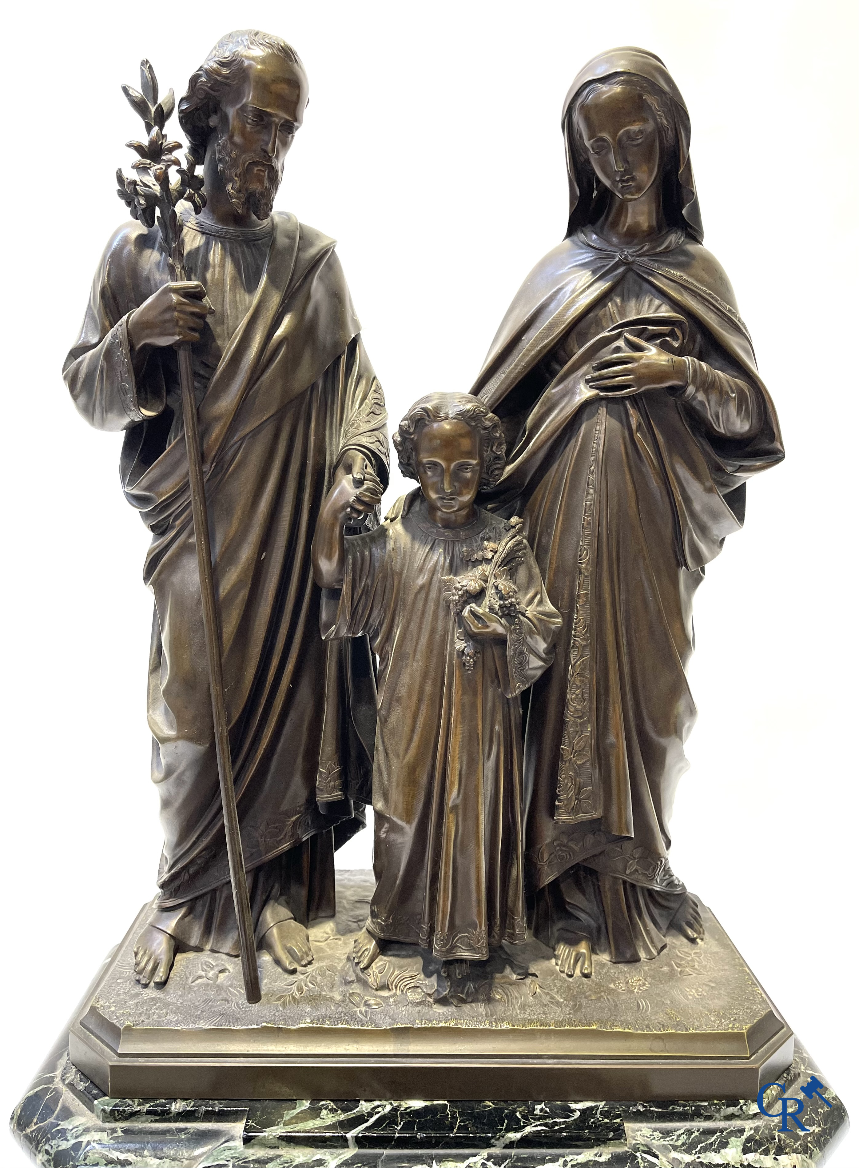 Susse Frères à Paris. Imposante schouwklok in groen geaderde marmer en rijkelijk vergulde bronzen. Napoleon III-periode.