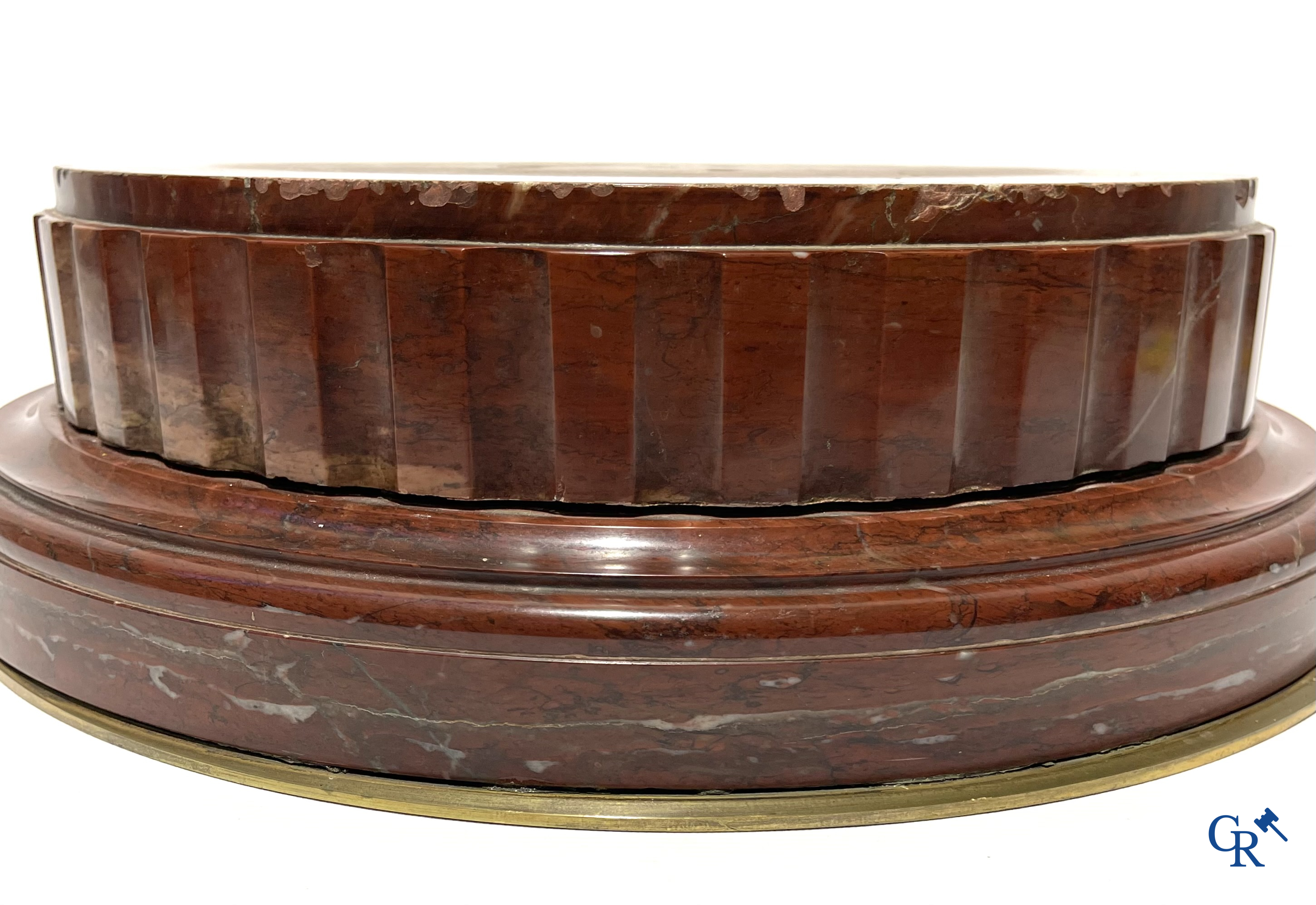 Een sokkel in rood geaderde en gesculpteerde Belgische marmer "Rouge Griotte" met bronzen omranding. Circa 1900.