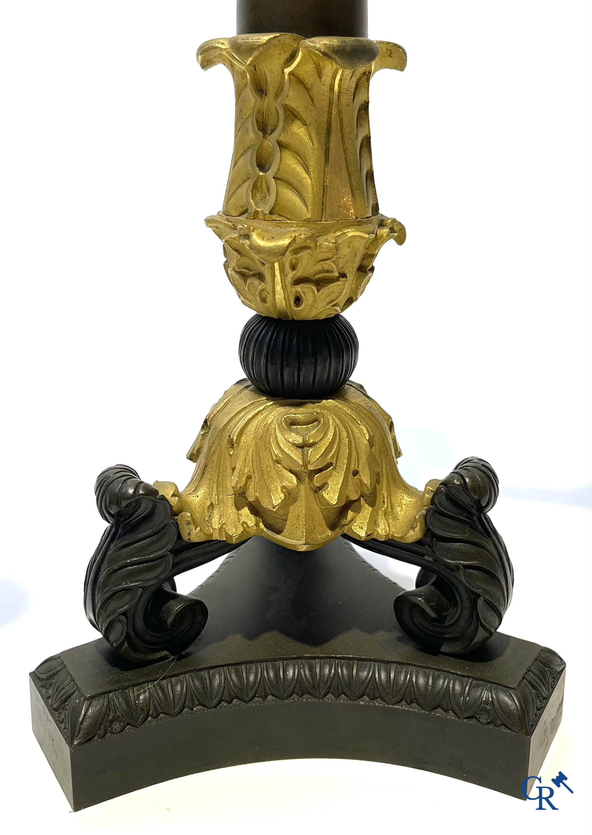 Paar grote Charles X kandelaars in gepatineerd en verguld brons. Frankrijk 19e eeuw.