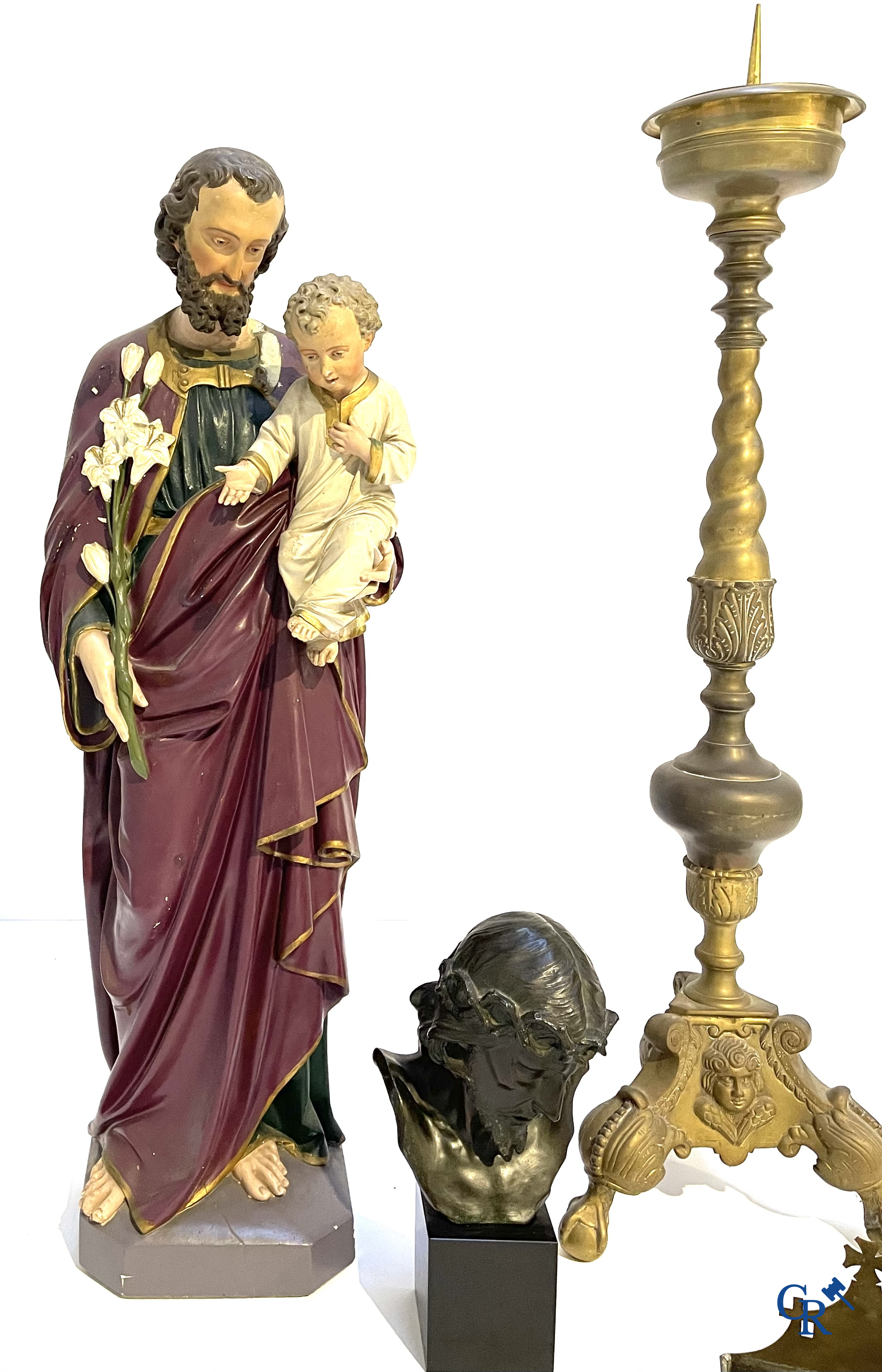 Een grote bronzen kandelaar, Sint Jozef met kind in plaaster, een terracotta buste van Christus en een wijwatervat.