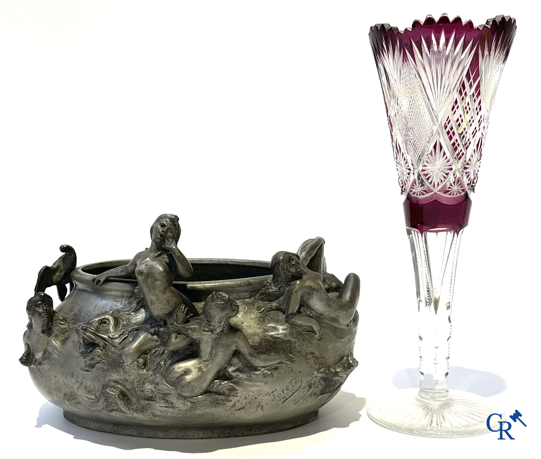 Een mooi lot brocante waaronder een Japans Kutani-porselein servies, een vaas in Val Saint Lambert en een jardinière.