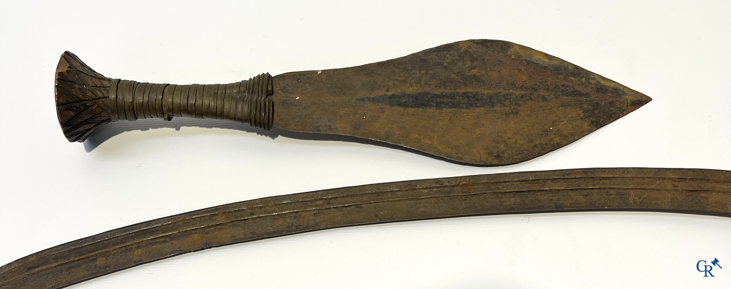 Tribale kunst. Een interessant lot met Afrikaanse wapens, een foto en 2 postkaarten. Messen, dolken, speren en pijlen.