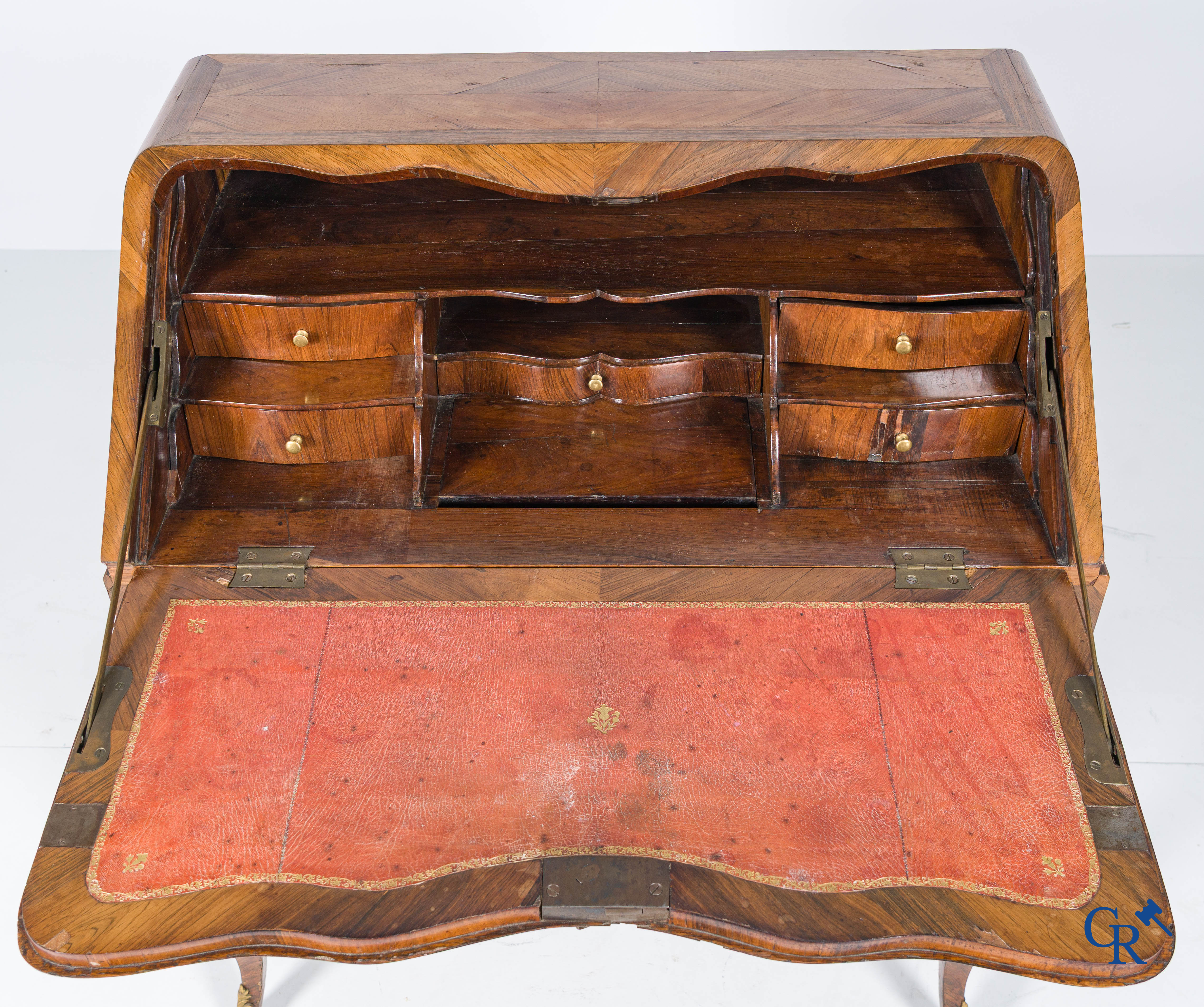 Lodewijk XV-periode. Een zogenaamde "Bureau de pente" in rozenhout fineer en marquetterie. 18e eeuw.