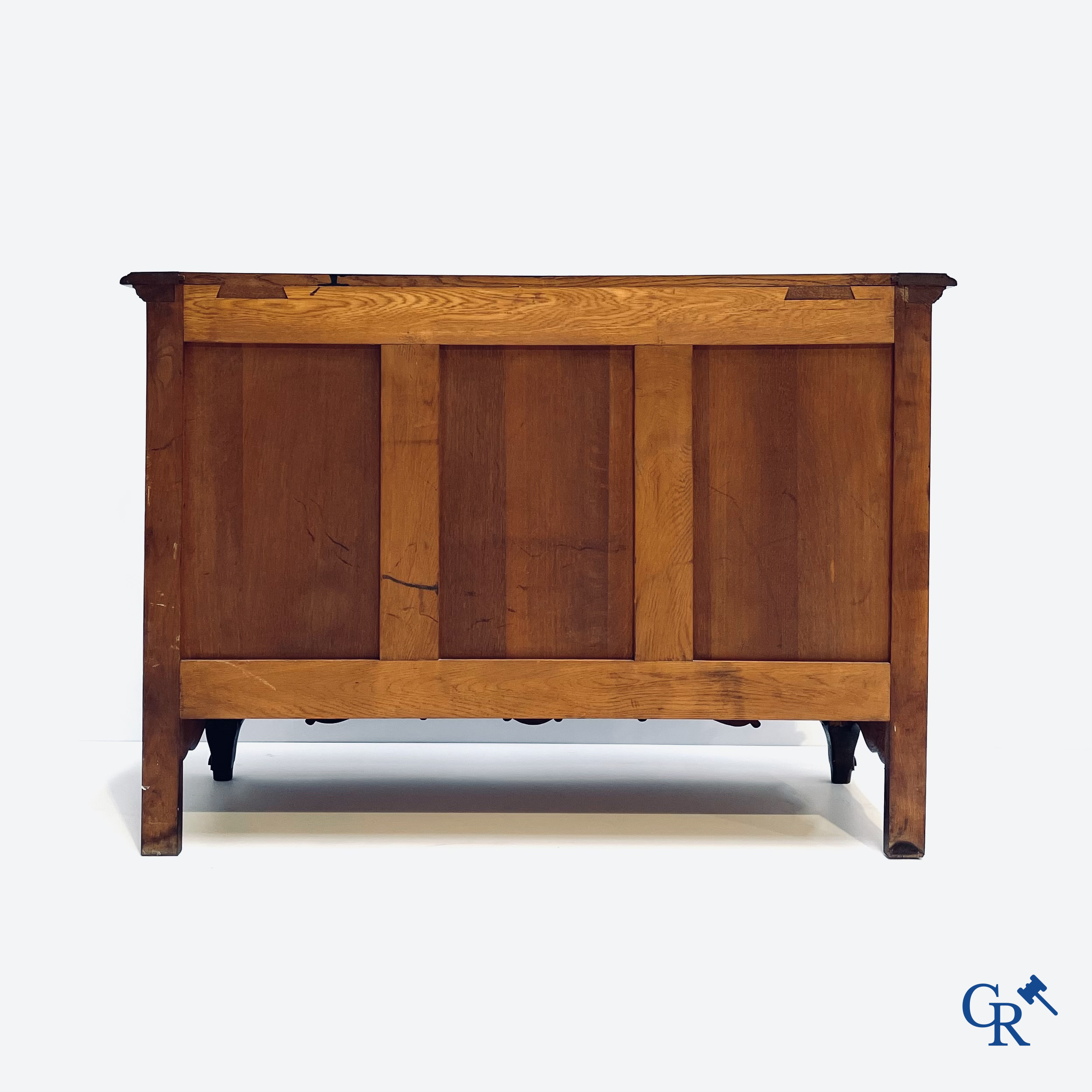 Mooie eikenhouten gesculpteerde commode met 4 laden in LXV-stijl.