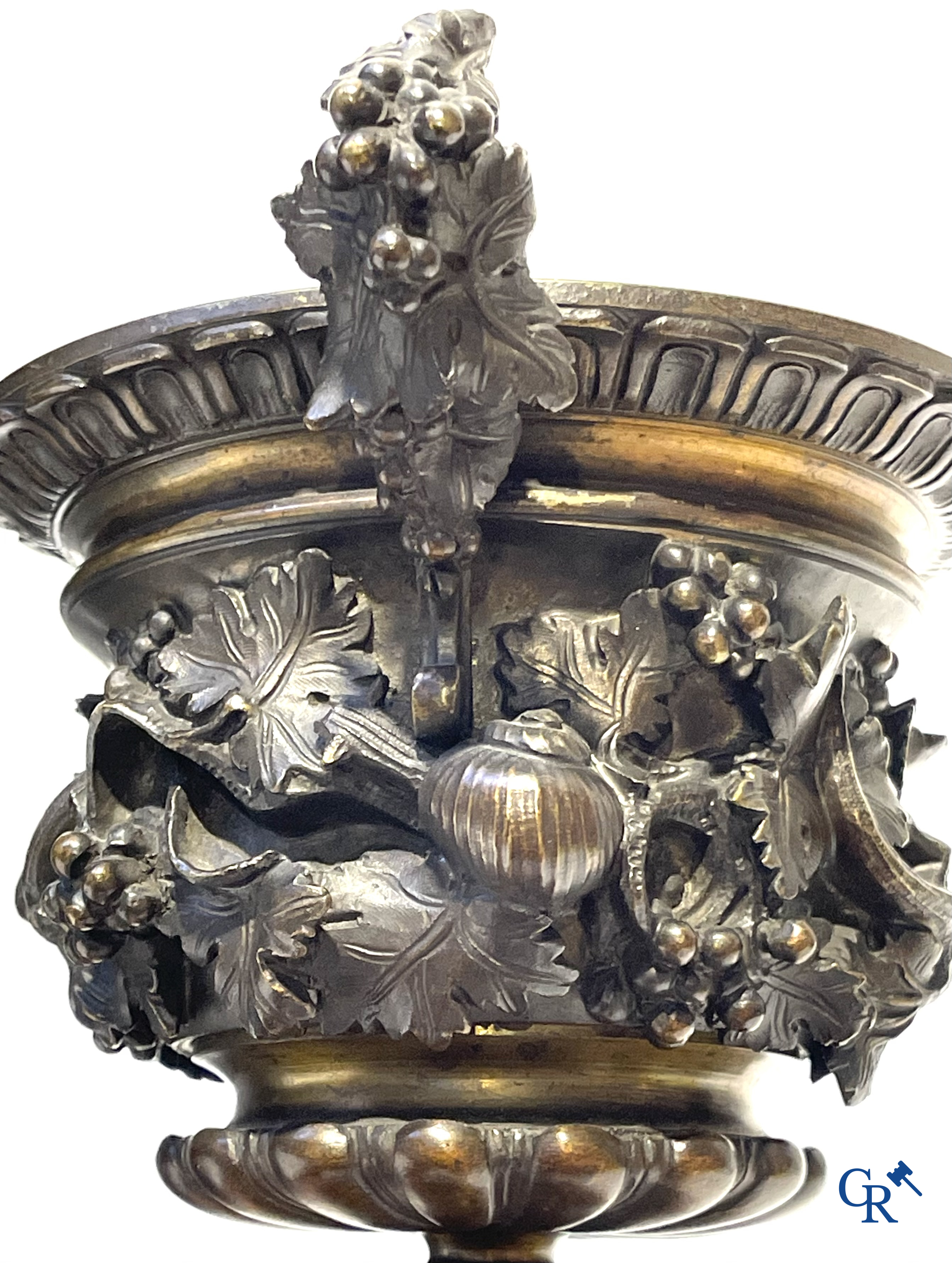 3 delige schouwgarnituur in marmer en brons in de stijl van Clodion. Circa 1900.