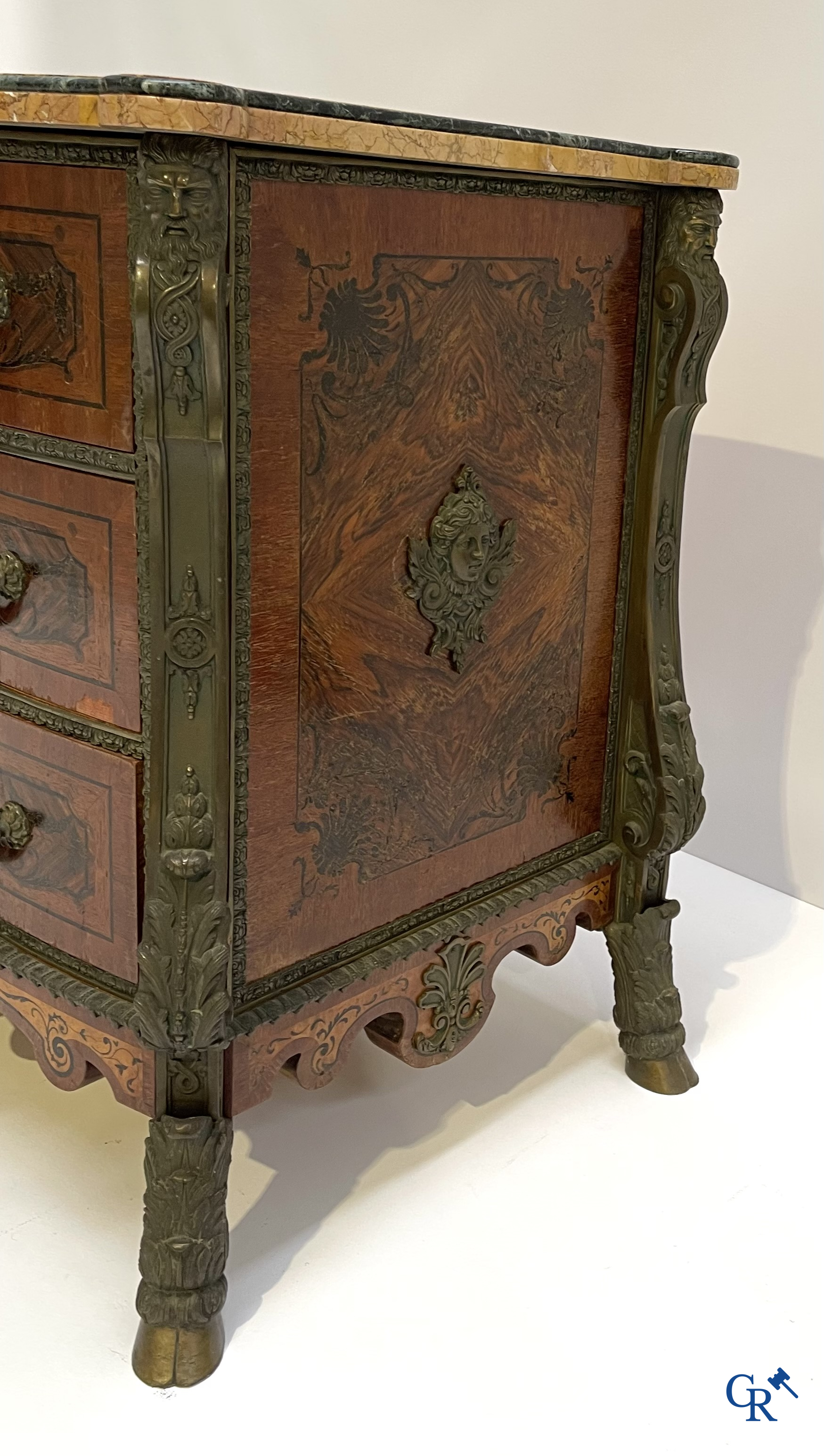 Uitzonderlijke commode Mazarine in marquetterie en brons. Plateau in Italiaanse Sienna marmer. LXIV-stijl.