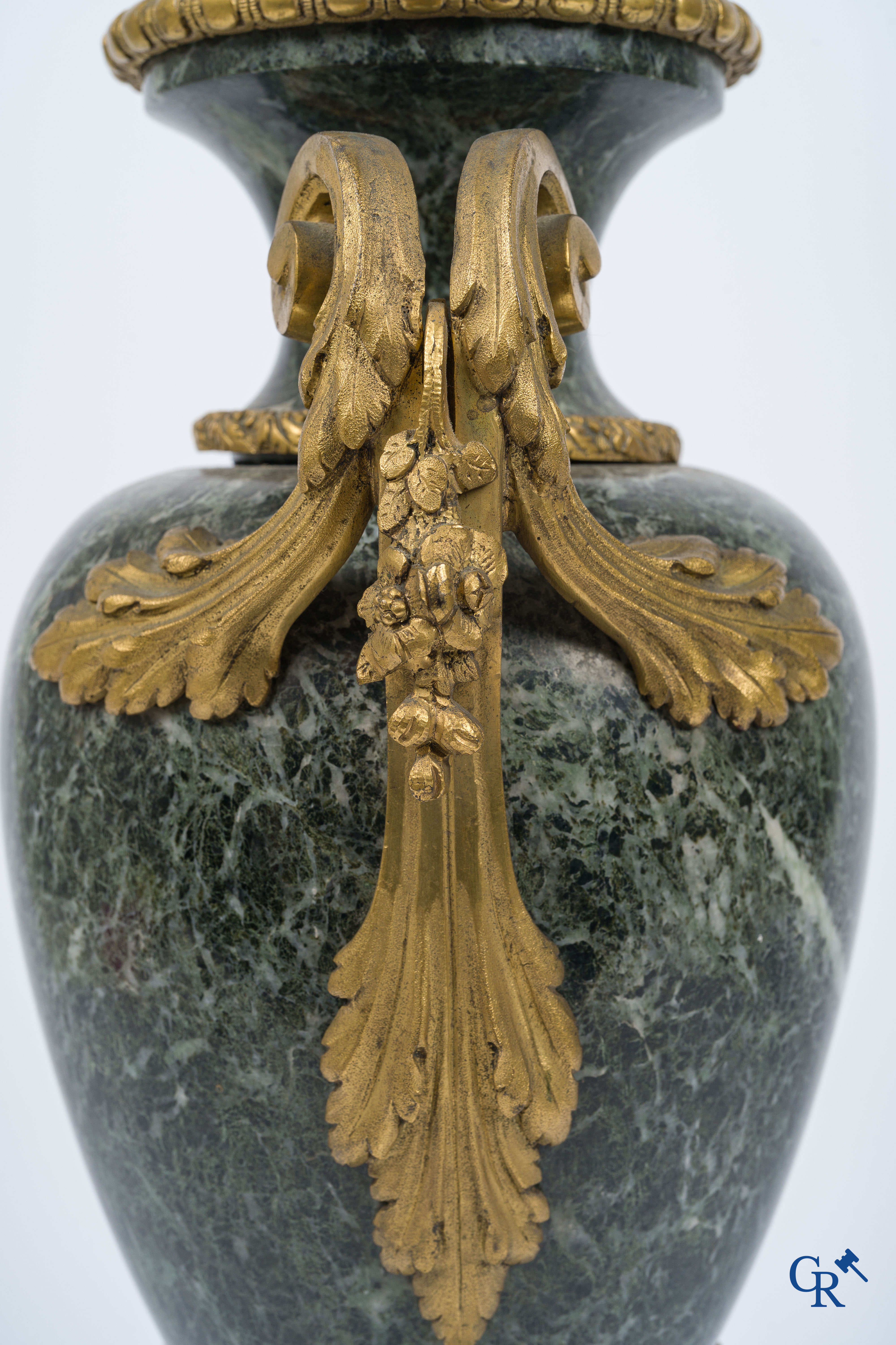 Een paar grote cassolettes in groen geaderde marmer en vergulde brons. LXVI-stijl, circa 1900.